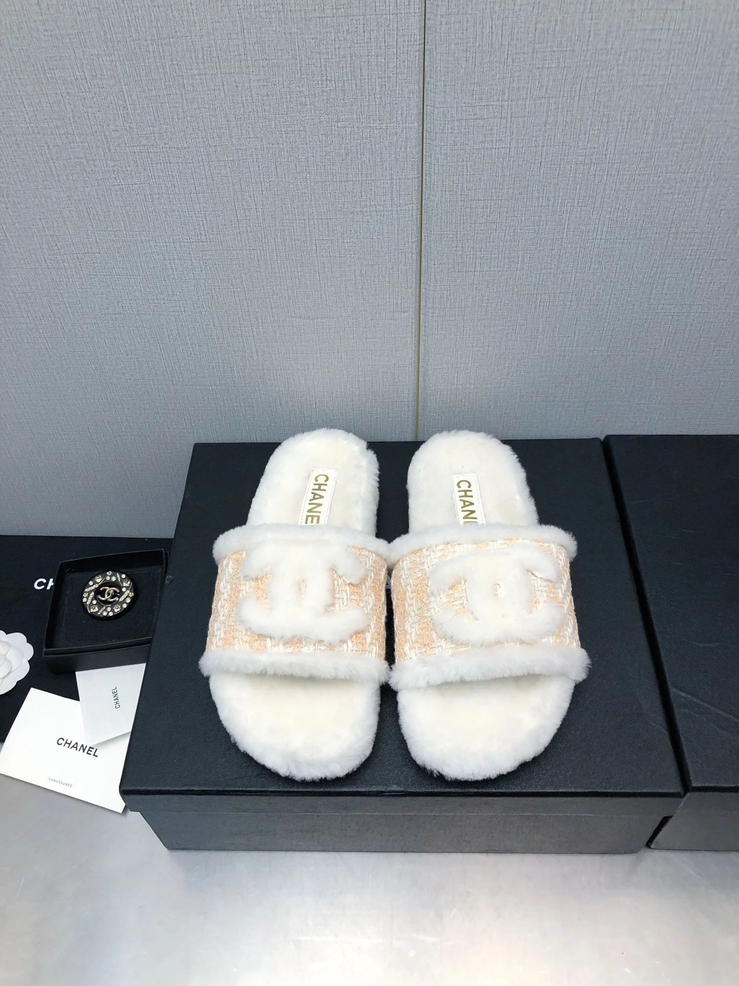 Новинка сезона осень/зима 2023 от Chanel - шерстяные тапочки в клетку - розовые.