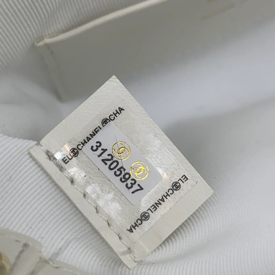 Миниатюрная сумка Chanel из овечьей кожи серии 24c31, белая.