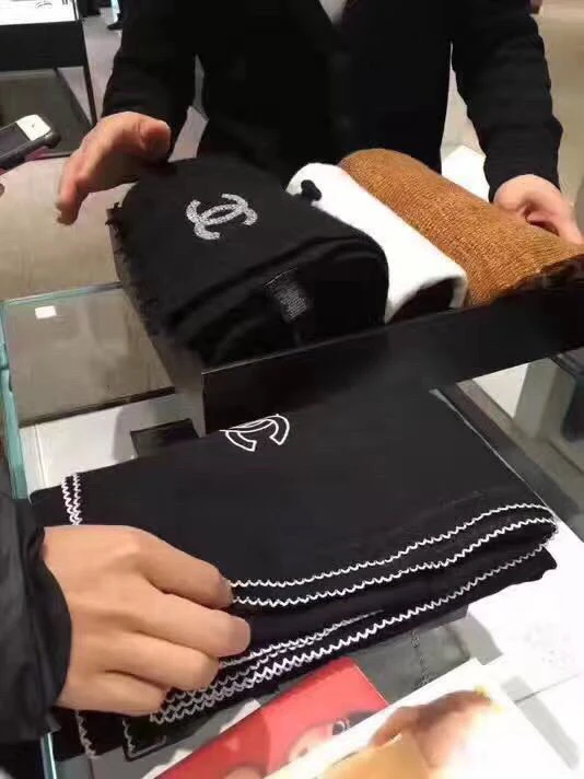 Однотонный кашемировый шарф Chanel с оверлочной отделкой.