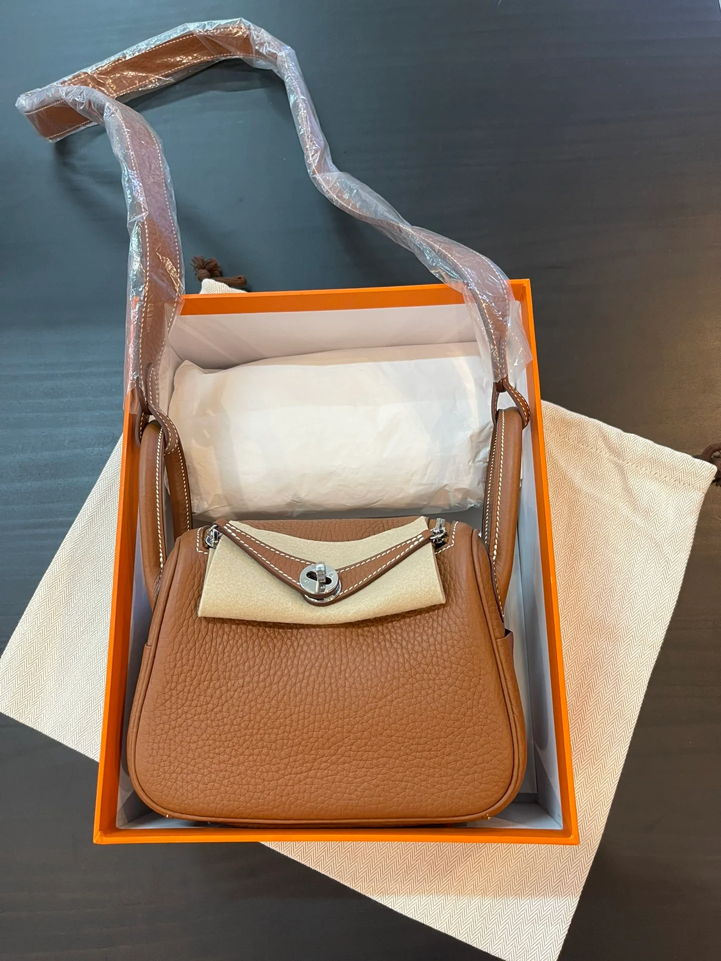 Миниатюрная пряжка Hermes Lindy золотисто-коричневого цвета с серебряным эффектом