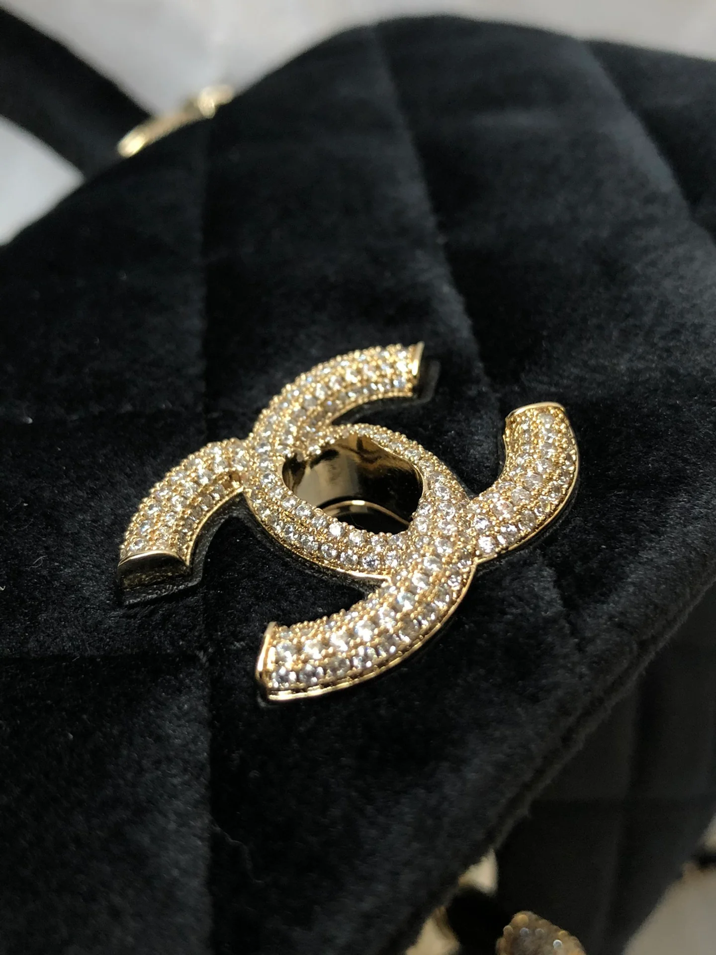 Мини-сумка Chanel Coco Handle из черного бархата с бриллиантовой пряжкой