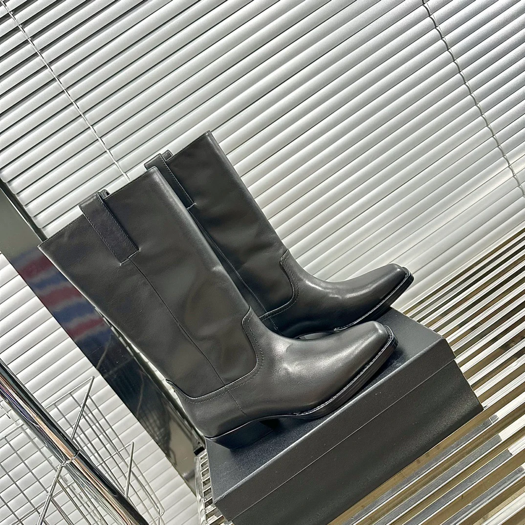 Новинка сезона осень/зима 2023 от Chanel - Мотоциклетные ботинки на низком каблуке - Черные