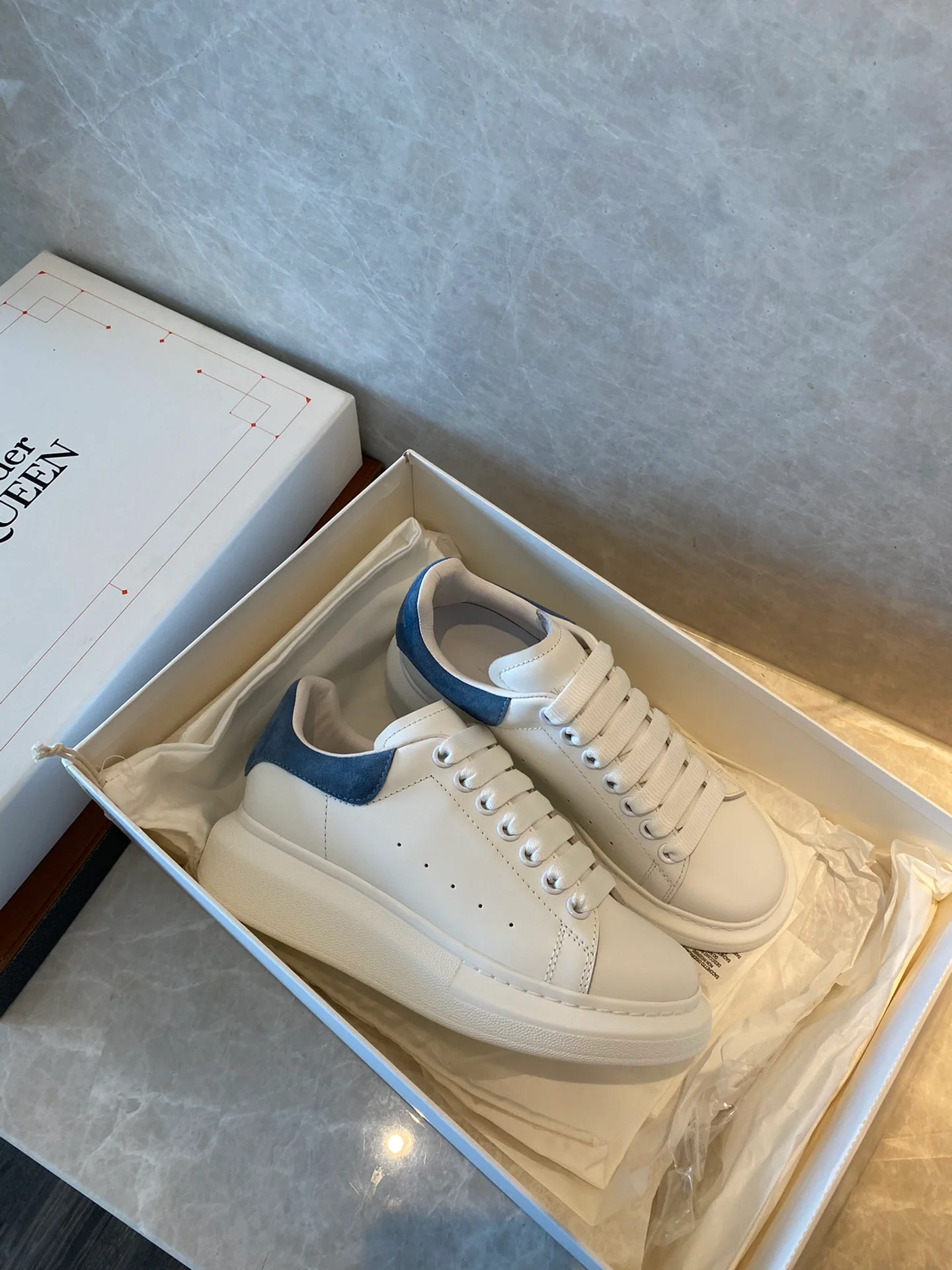 Классические белые кроссовки McQueen - замшевая подошва на каблуке - серо-голубые