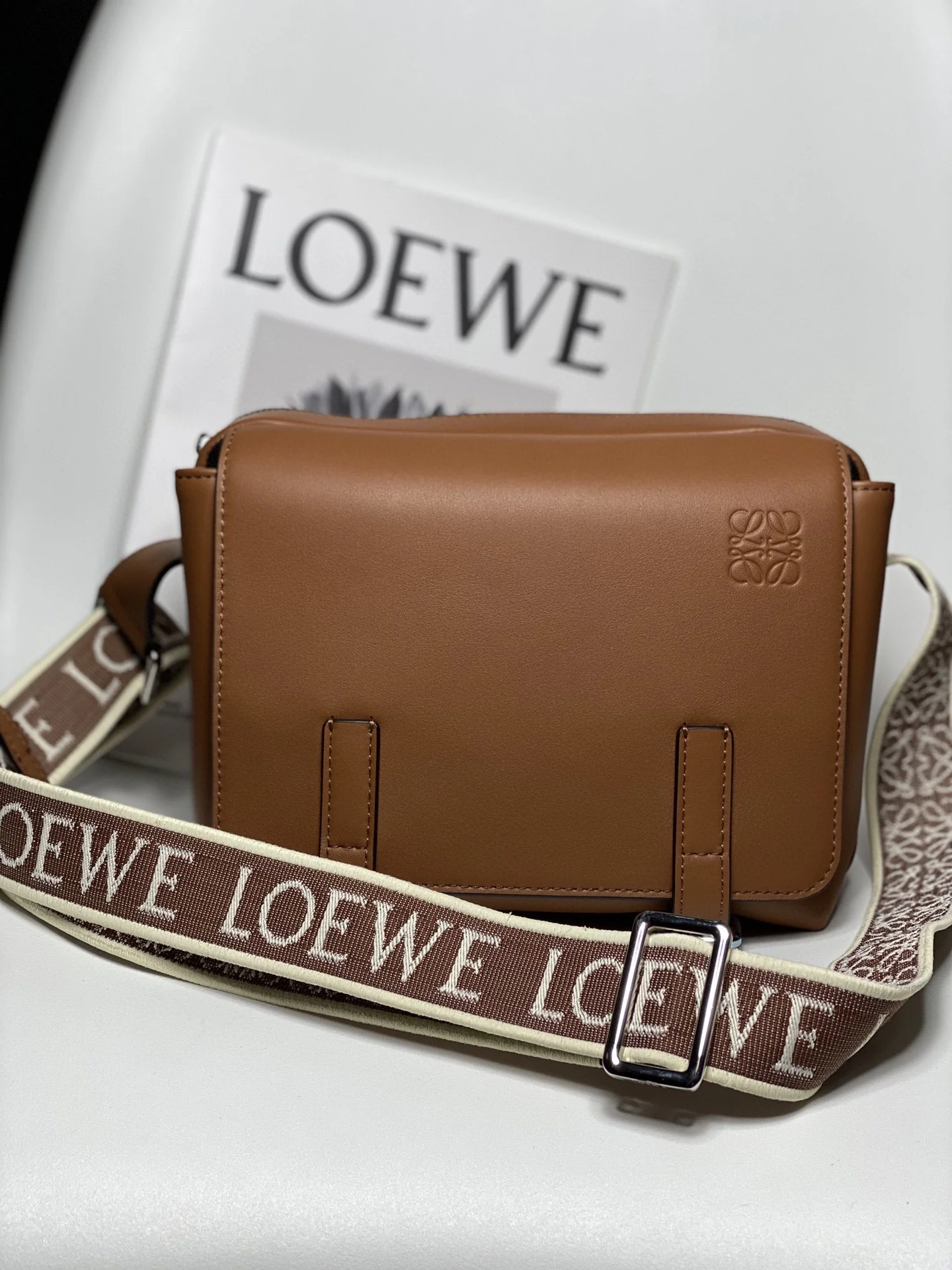 Сумка-мессенджер Loewe 2022 Military, маленькая