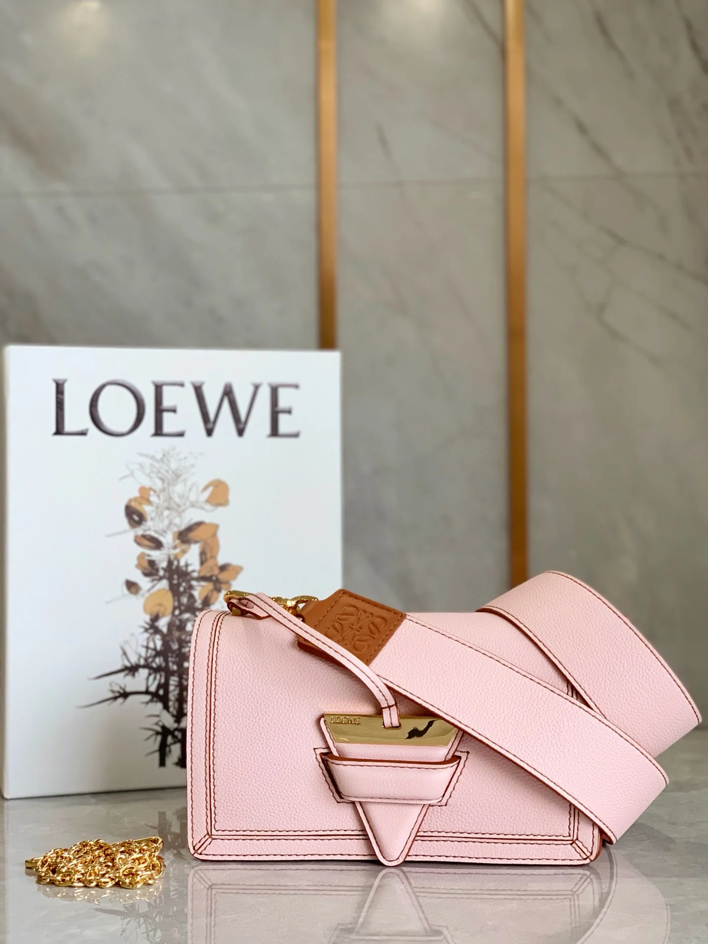 Треугольная сумка Loewe - Мягкая зернистая кожа - Телячья кожа - 4