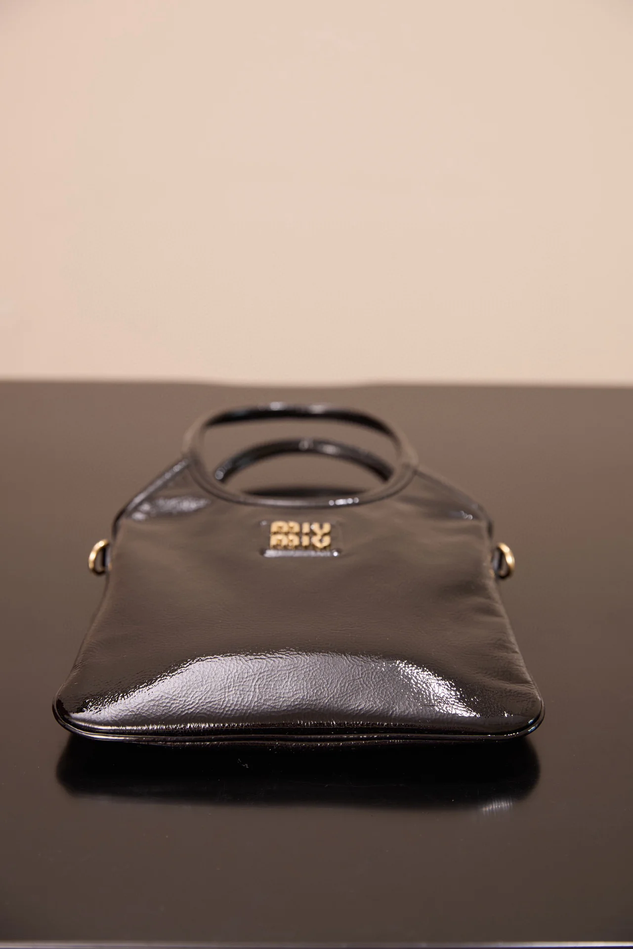 Сумка-тоут Miu Miu-5ba281m650-??? Маленькая, лакированная, черная