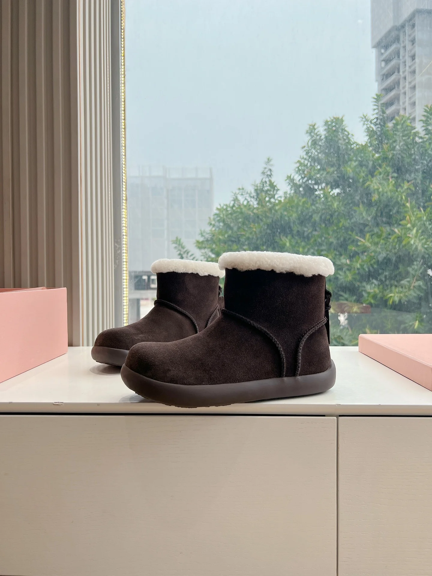 Снежные сапоги Miu Miu 2024 — темно-коричневые