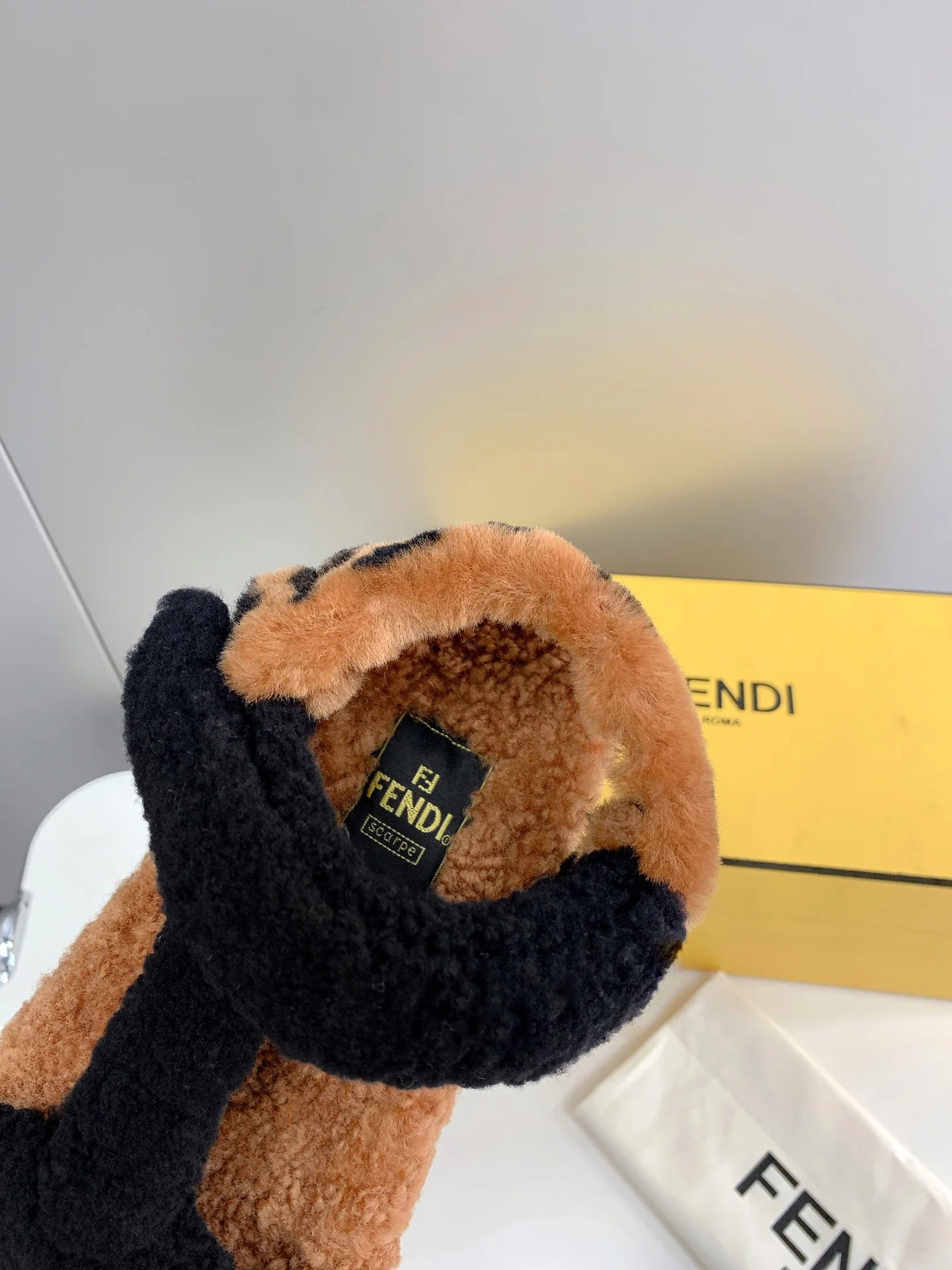 Fendi - Мягкие сандалии - Коричневые - Черные