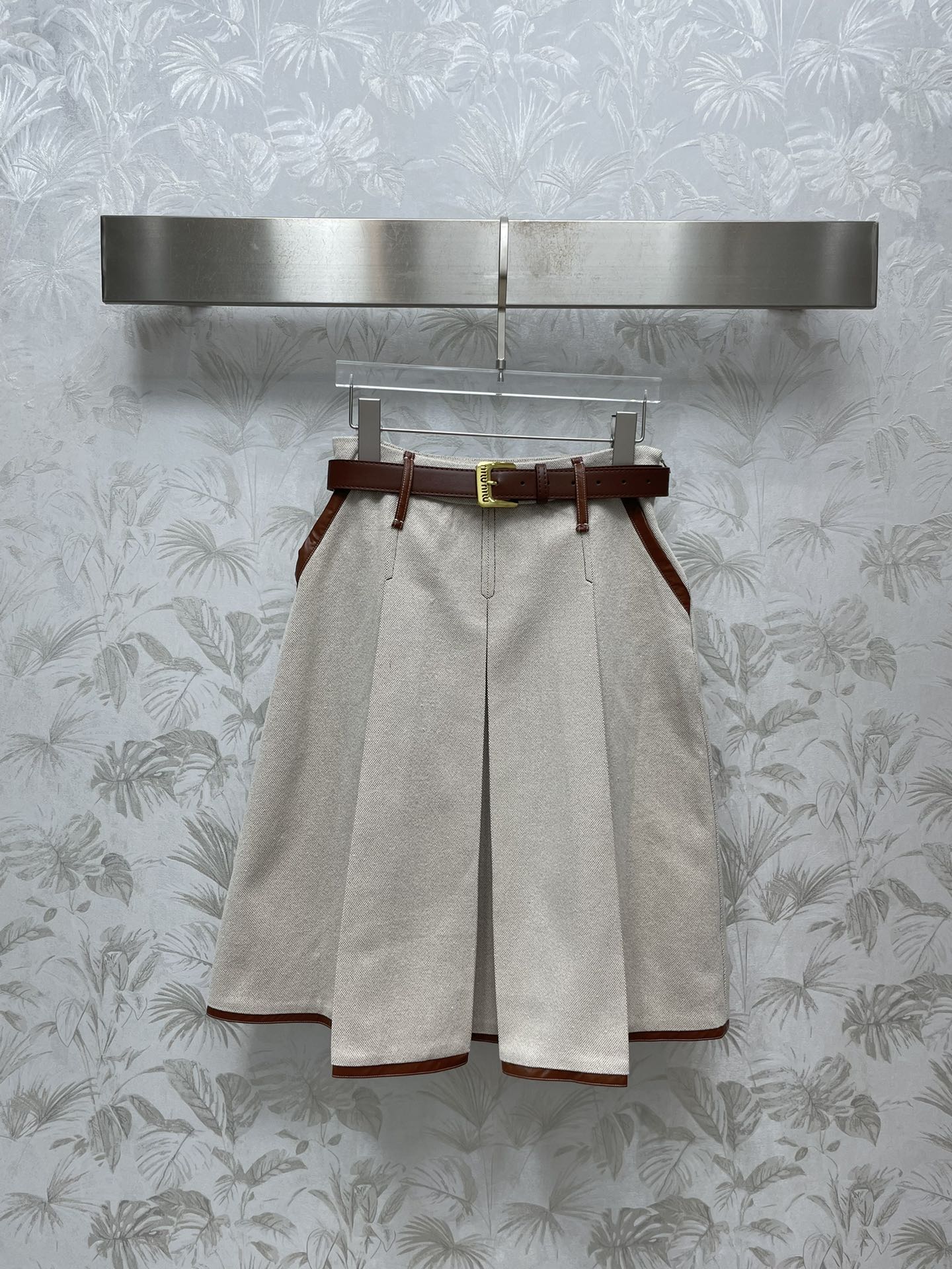 Miu Miu - Коллекция юбок из лоскутков с вышитым логотипом, весна/лето 2404-24