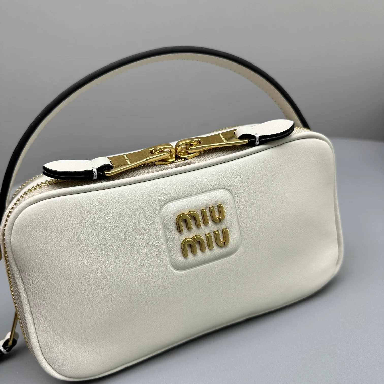 Miu Miu - Сумка/кроссбоди для фотоаппарата, осенне-зимняя коллекция - Полностью белая кожа