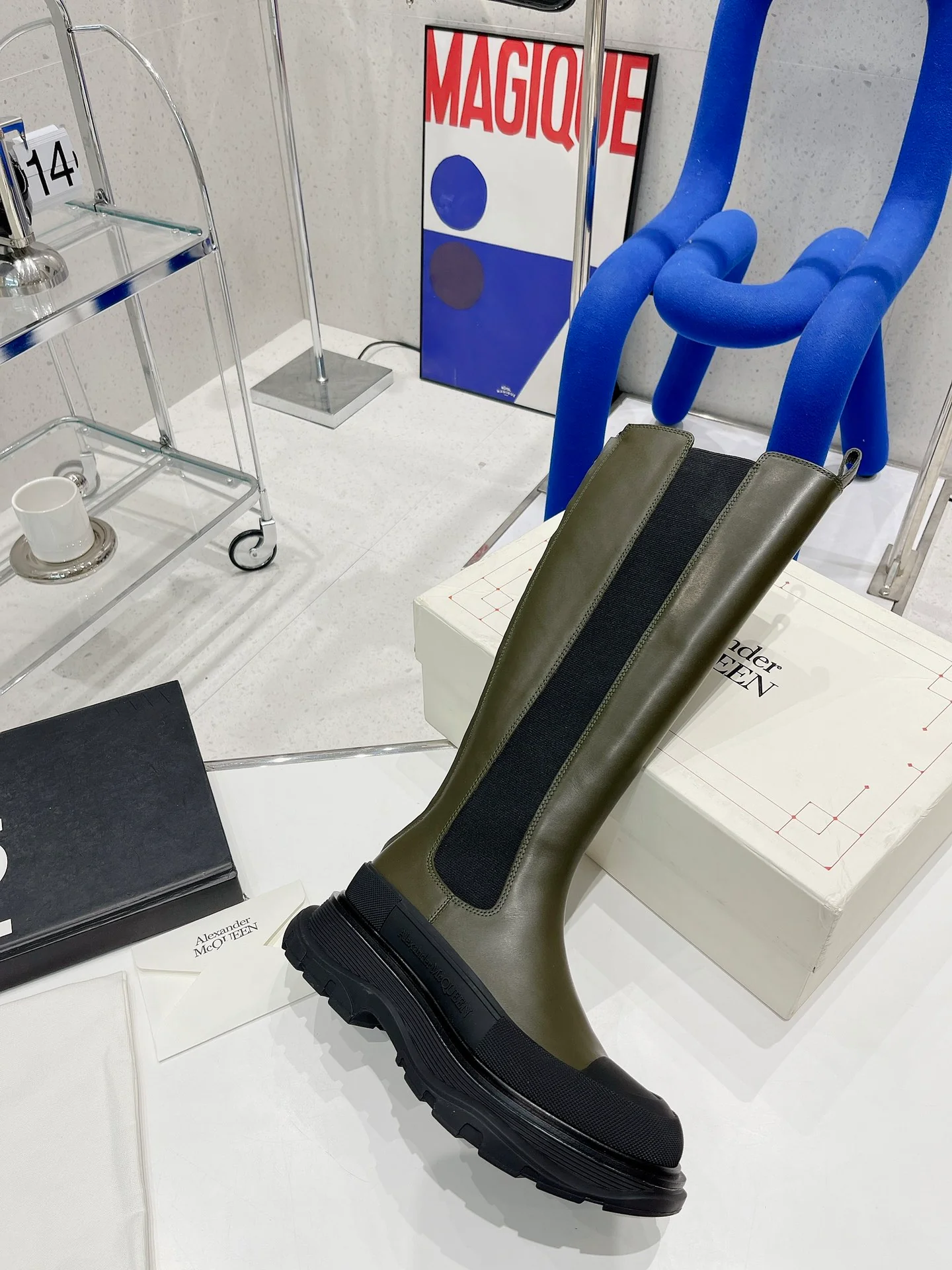 Коллекция McQueen 2022 года с подиума - высокие сапоги