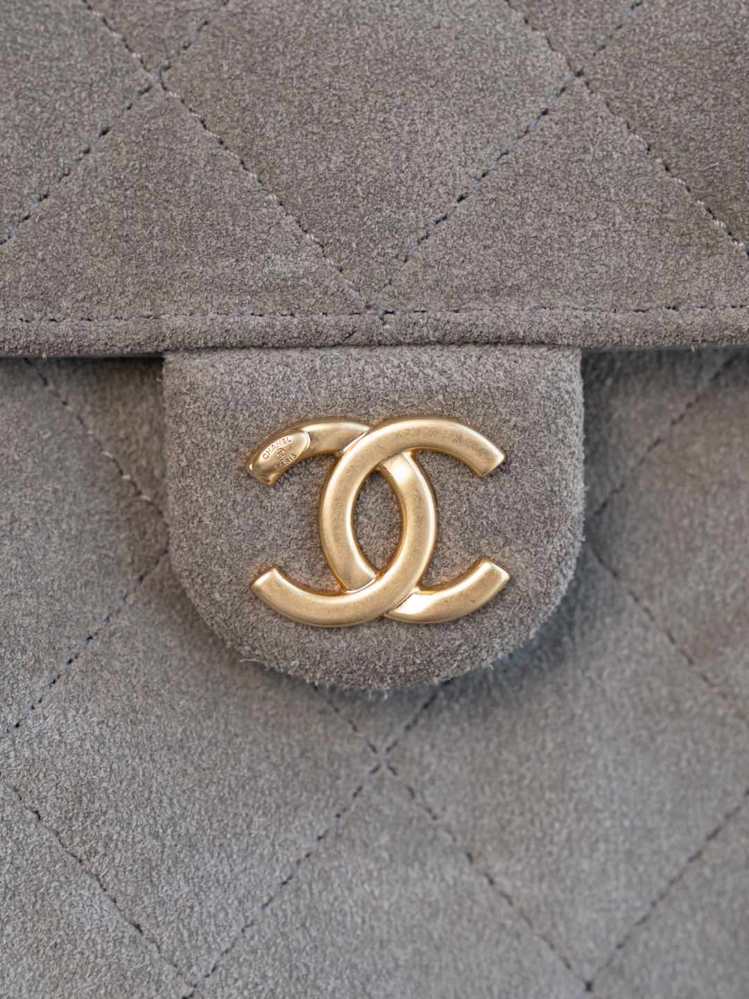 Сумка-хобо Chanel с завязками, замша, серая.