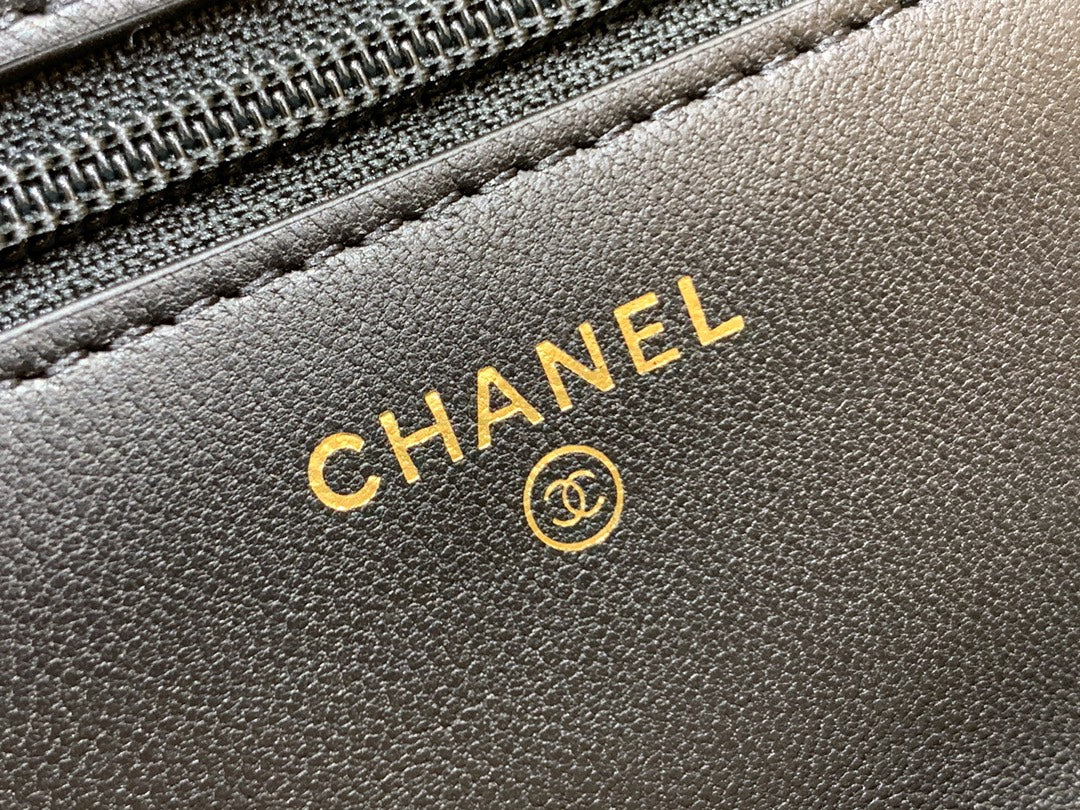 Сумка-клатч/кроссбоди Chanel Classic Logo Quilted WOC 2019 года, черная.