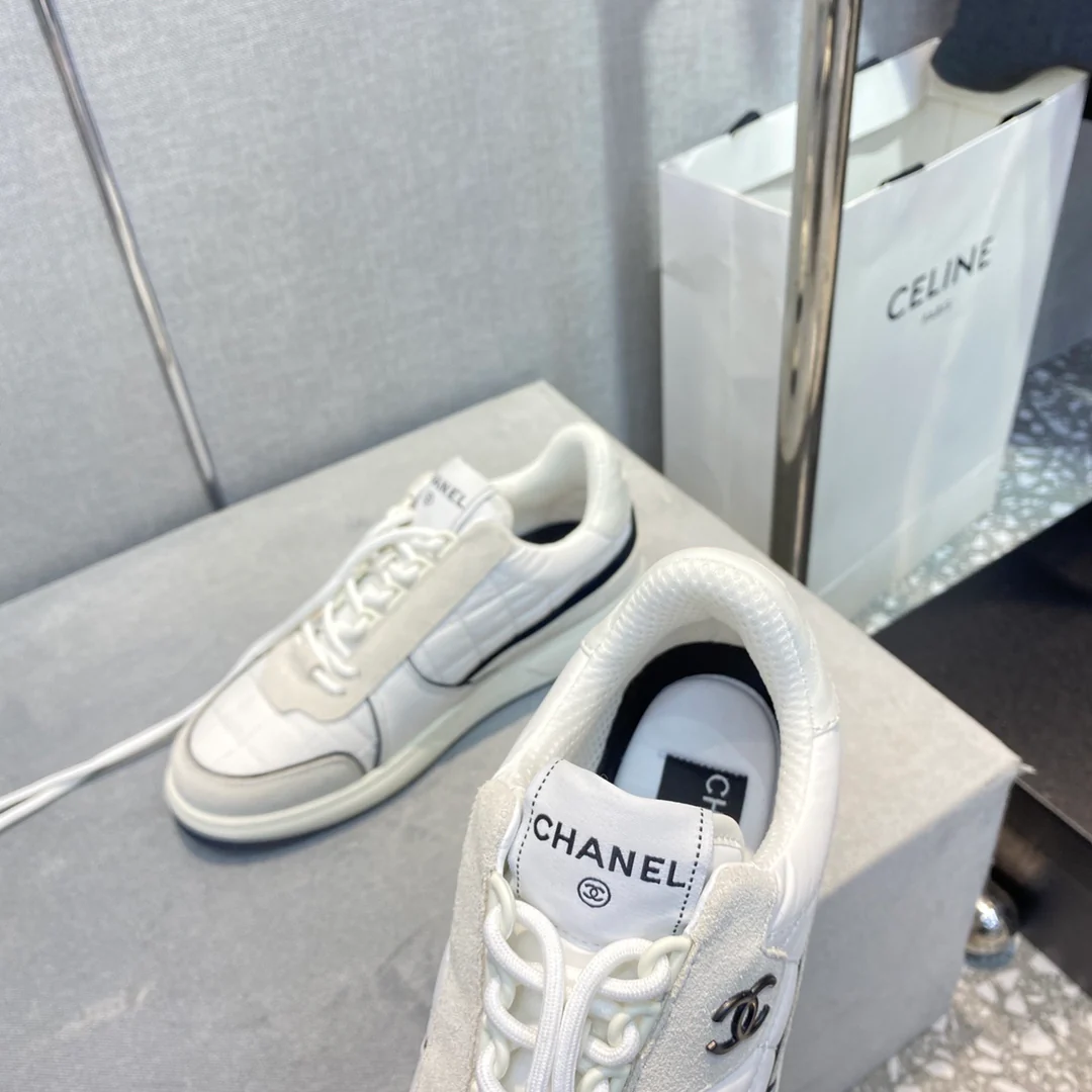 Коллекция Chanel ?Ранняя весна 2023? — повседневные кроссовки со стразами — белые.