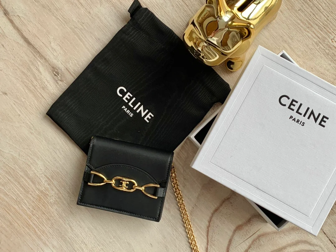 Celine - Держатель для карт на цепочке из глянцевой телячьей кожи