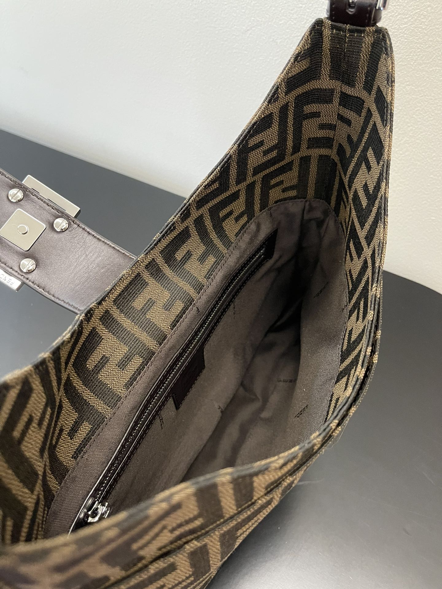 Винтажная сумка Fendi Monogram с серебряной пряжкой через плечо