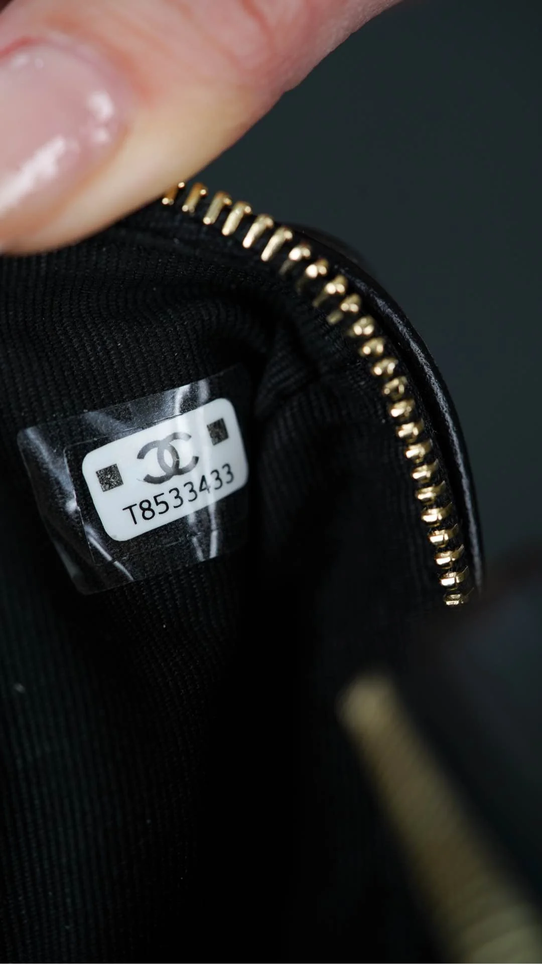 Сумка Chanel 25c Boston Bowling Bag — черно-золотая.