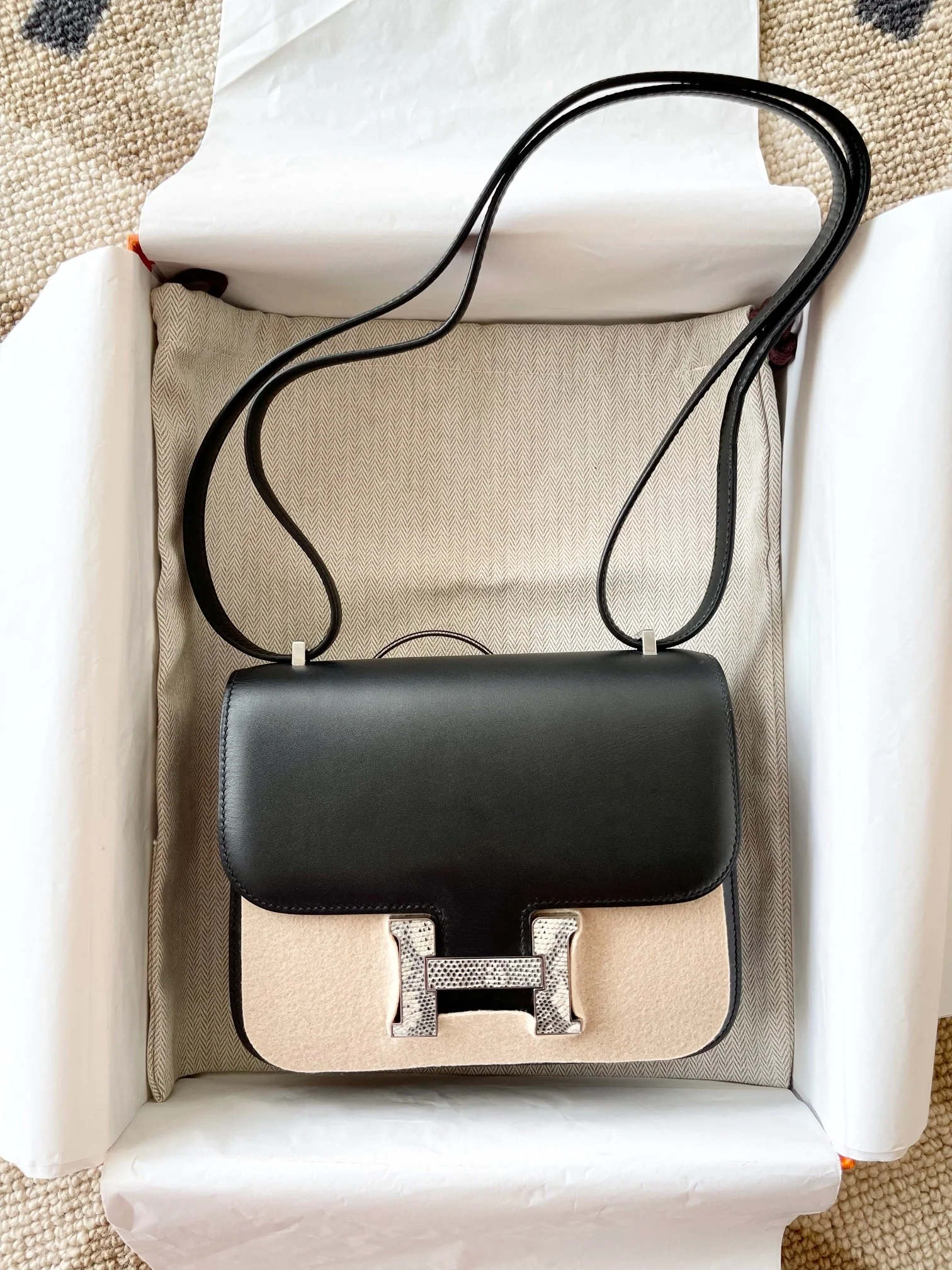 Миниатюрная черная пряжка Hermes Constance Monsieur с серебряной застежкой