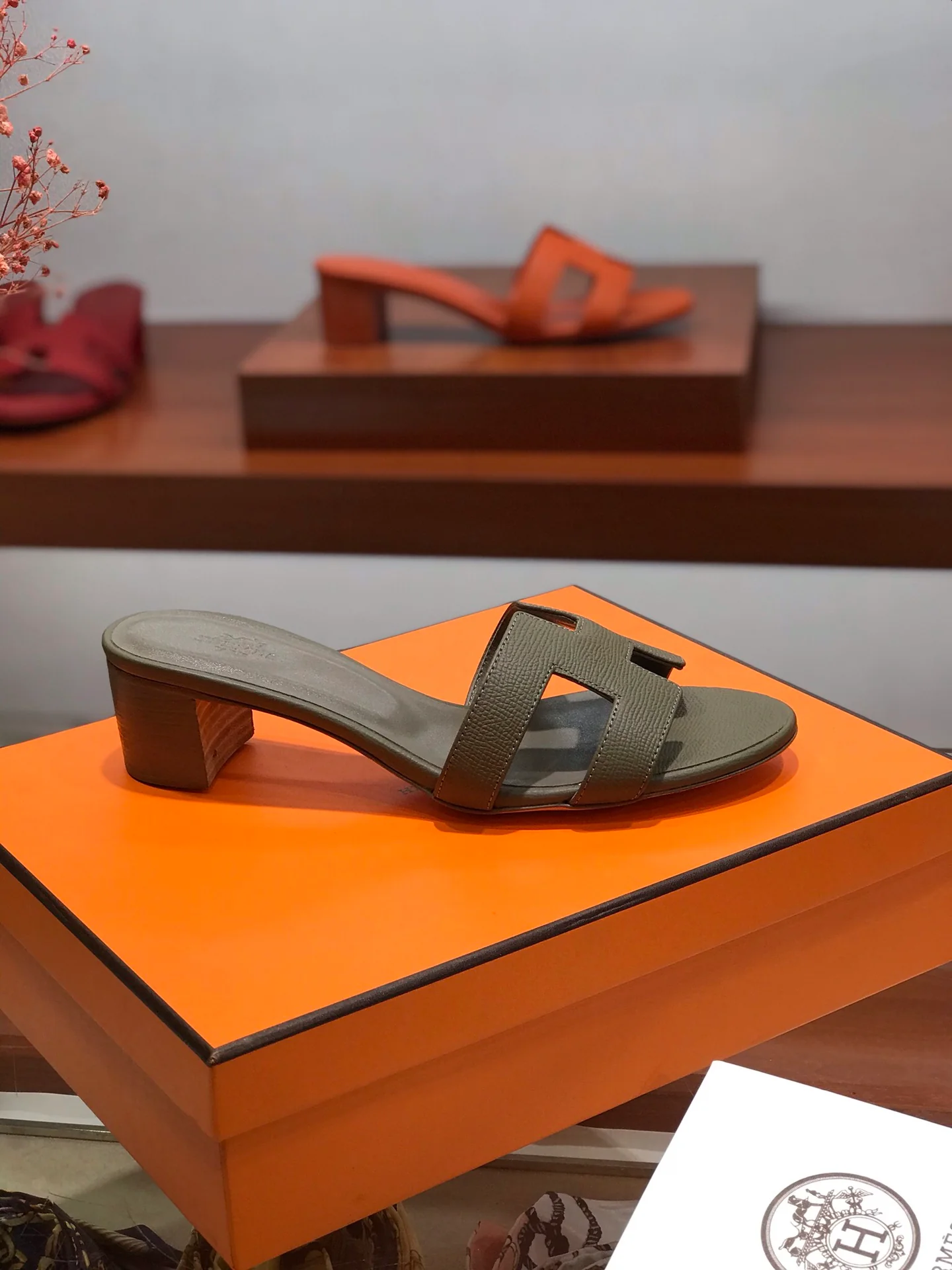 Тапочки Hermes-h на среднем каблуке