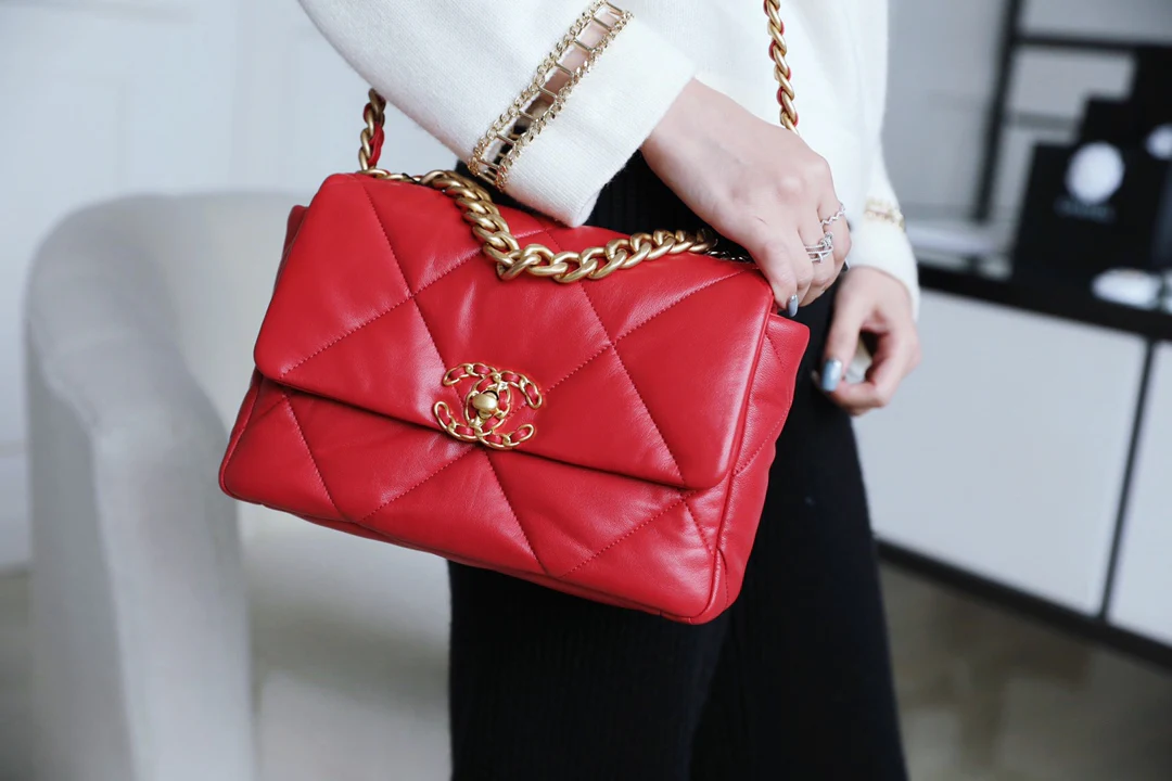 Сумка Chanel 19 - маленькая, красная.