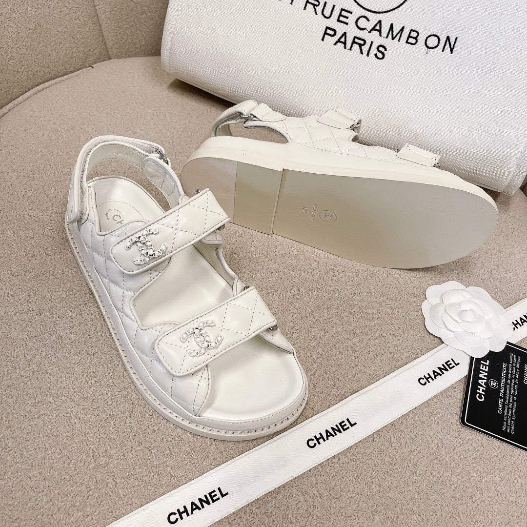 Chanel - Белые кожаные сандалии в клетку