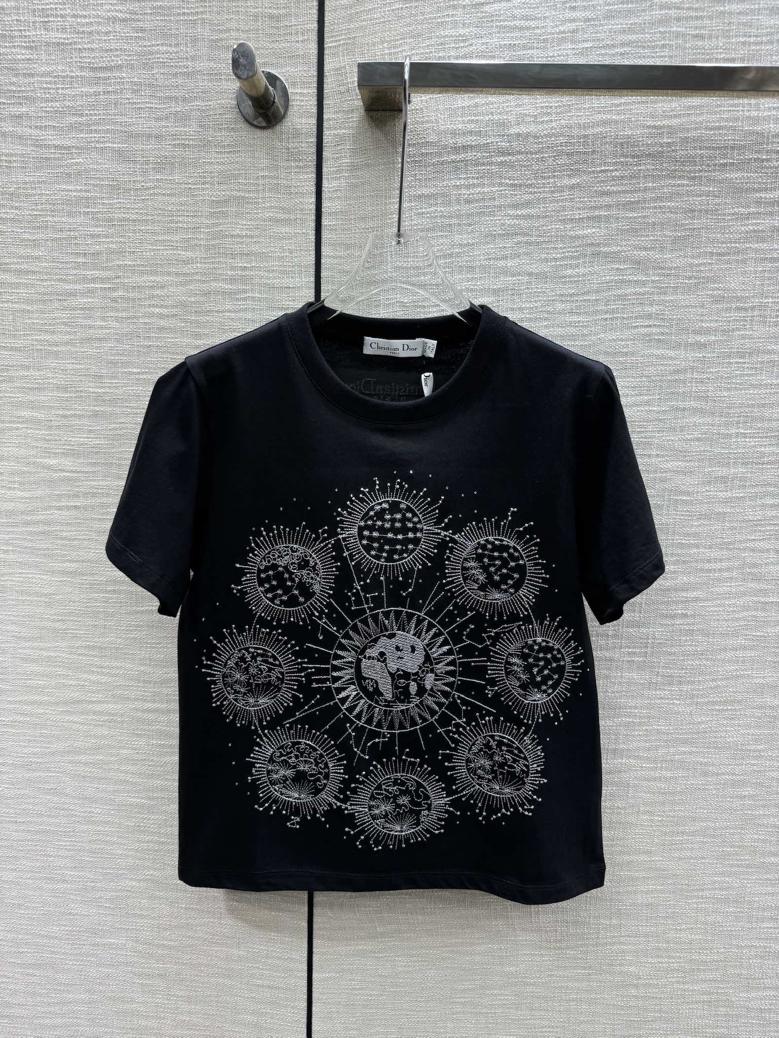 Dior 2403-24 Ранняя весна. Новая футболка в стиле высокой моды с цветовыми блоками и вышивкой - черная.