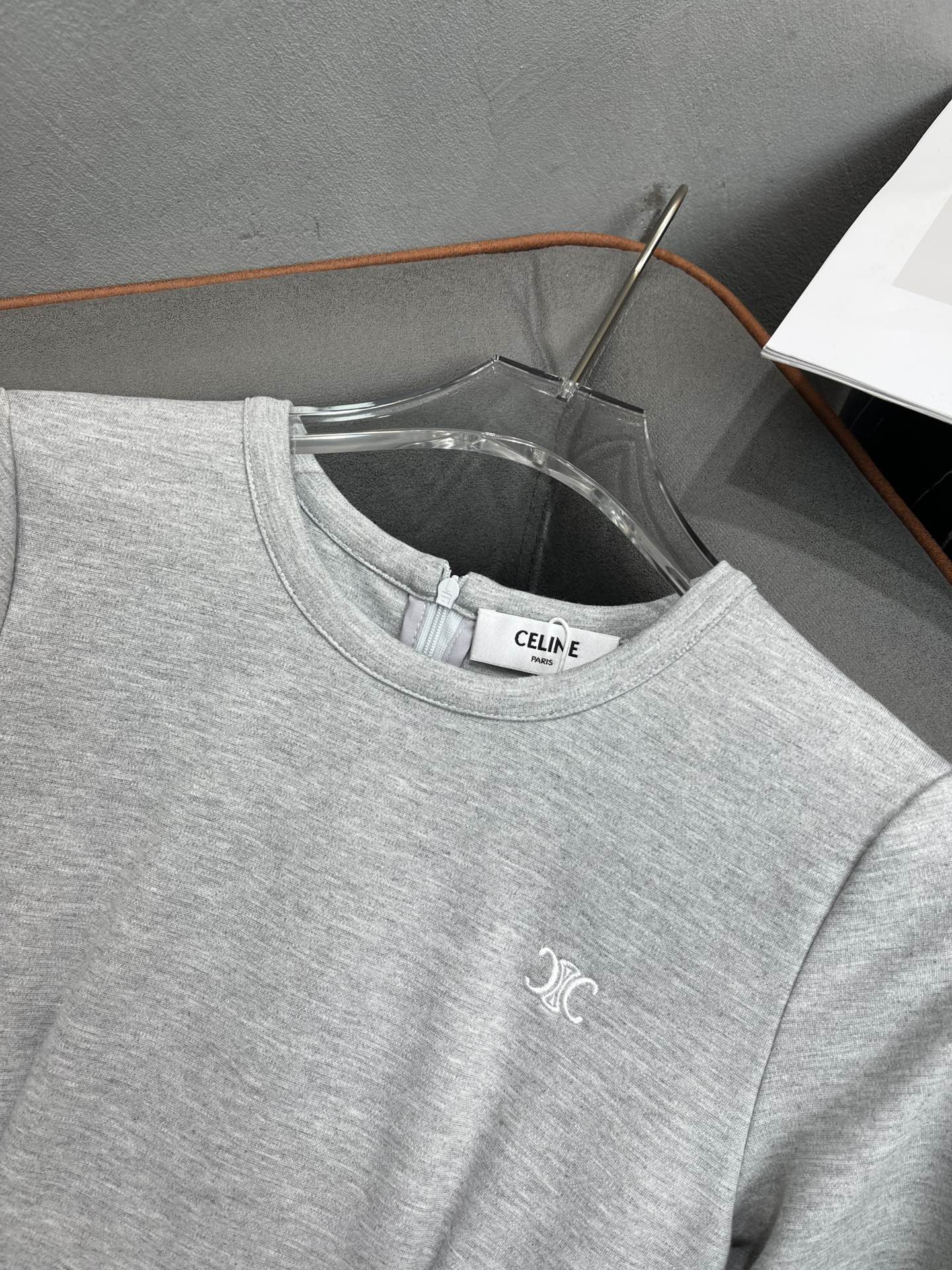 Платье Celine 2404-24ss весна/лето с рваным дизайном, омолаживающее и стройнящее, серое.