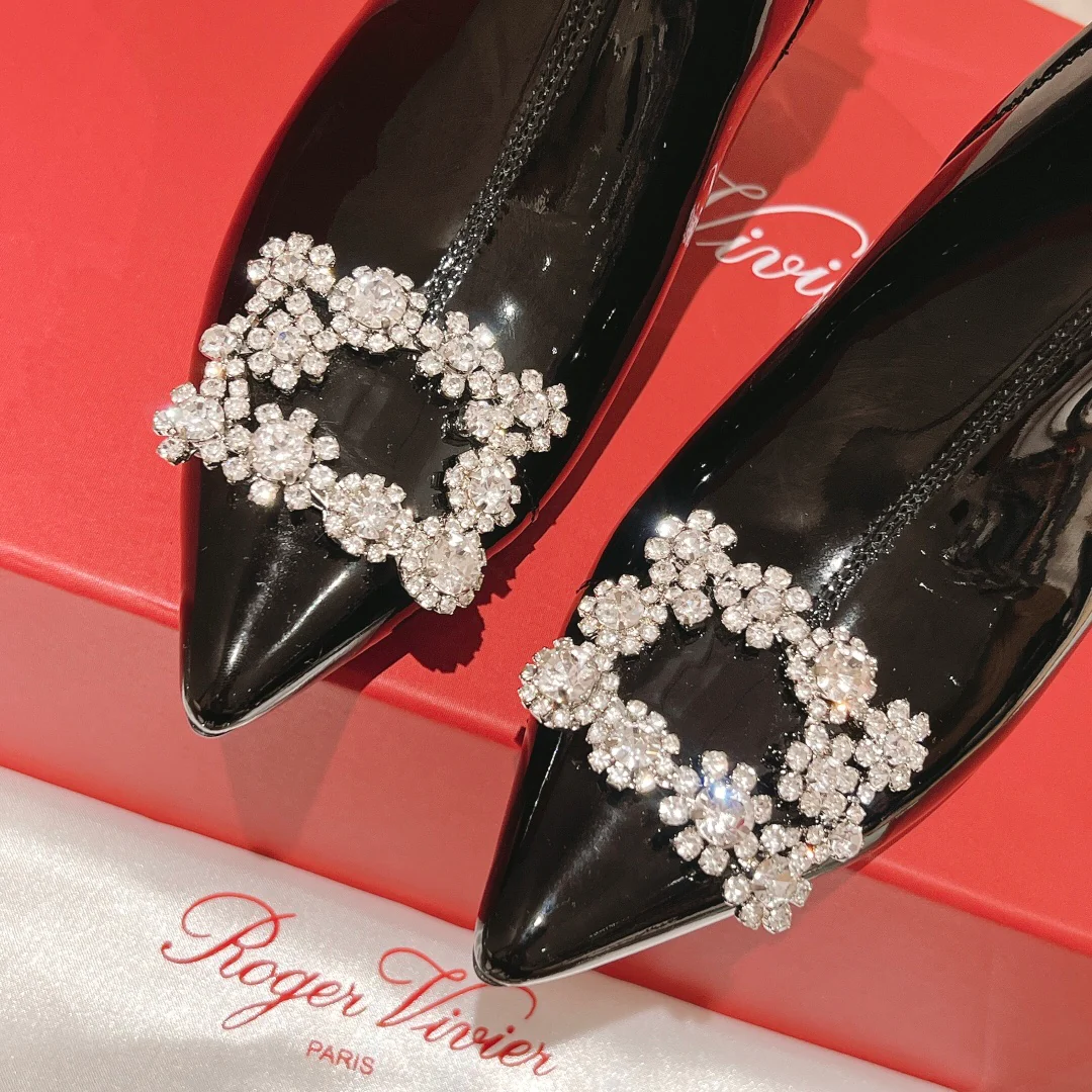 Ботильоны RV Shoes с острым носком, украшенные стразами.