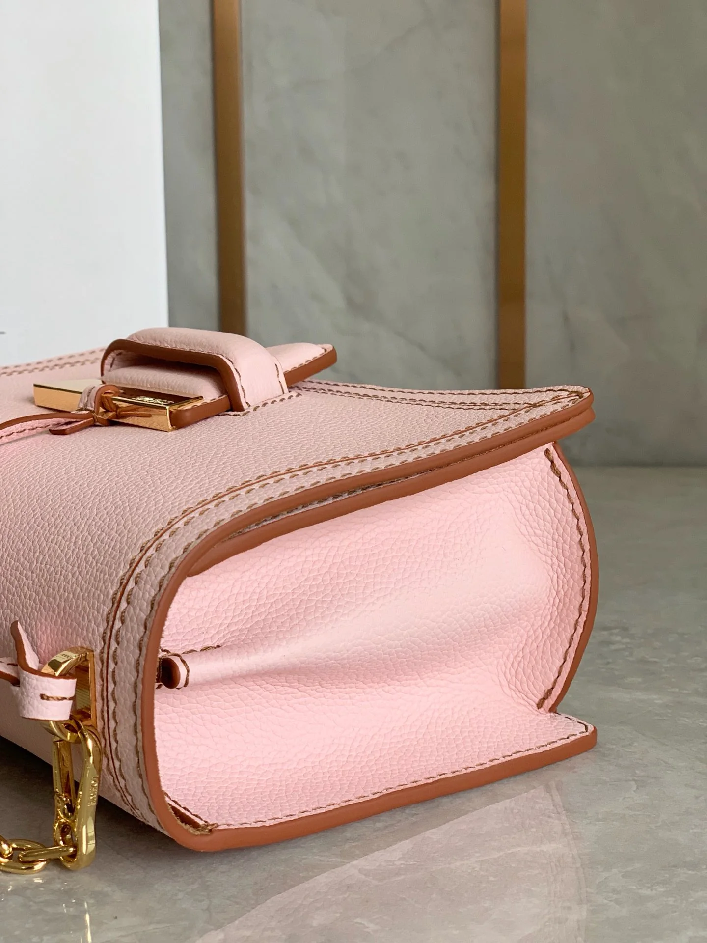 Треугольная сумка Loewe - Мягкая зернистая кожа - Телячья кожа - 4