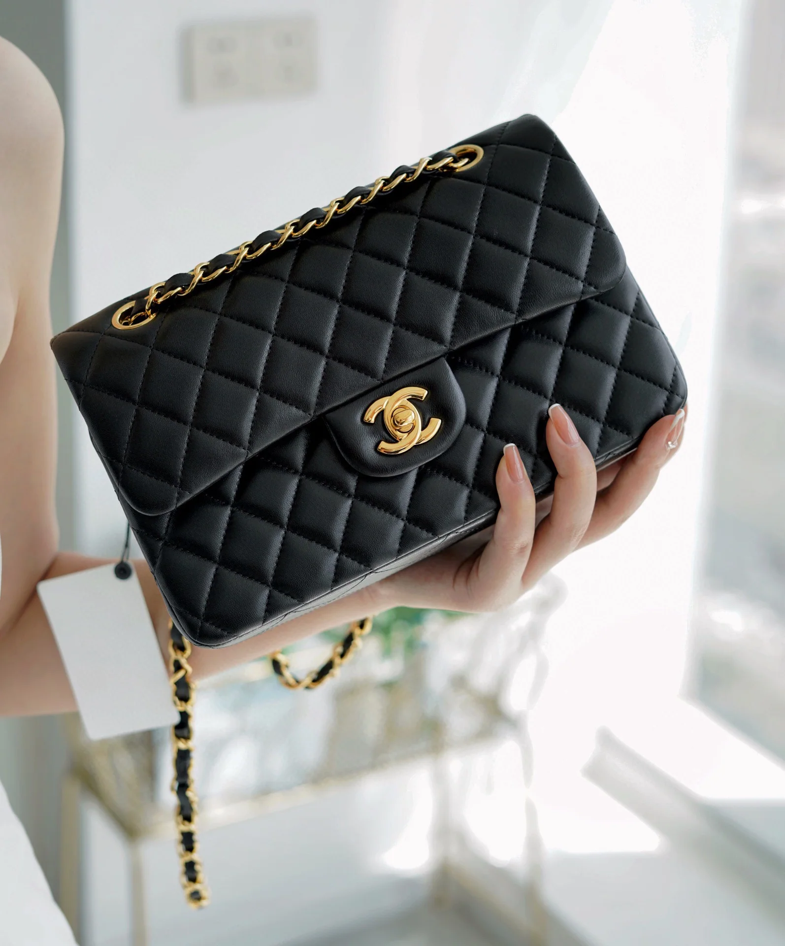 Сумка Chanel CF Medium - 23 см - из черной овечьей кожи с золотой пряжкой - CF23