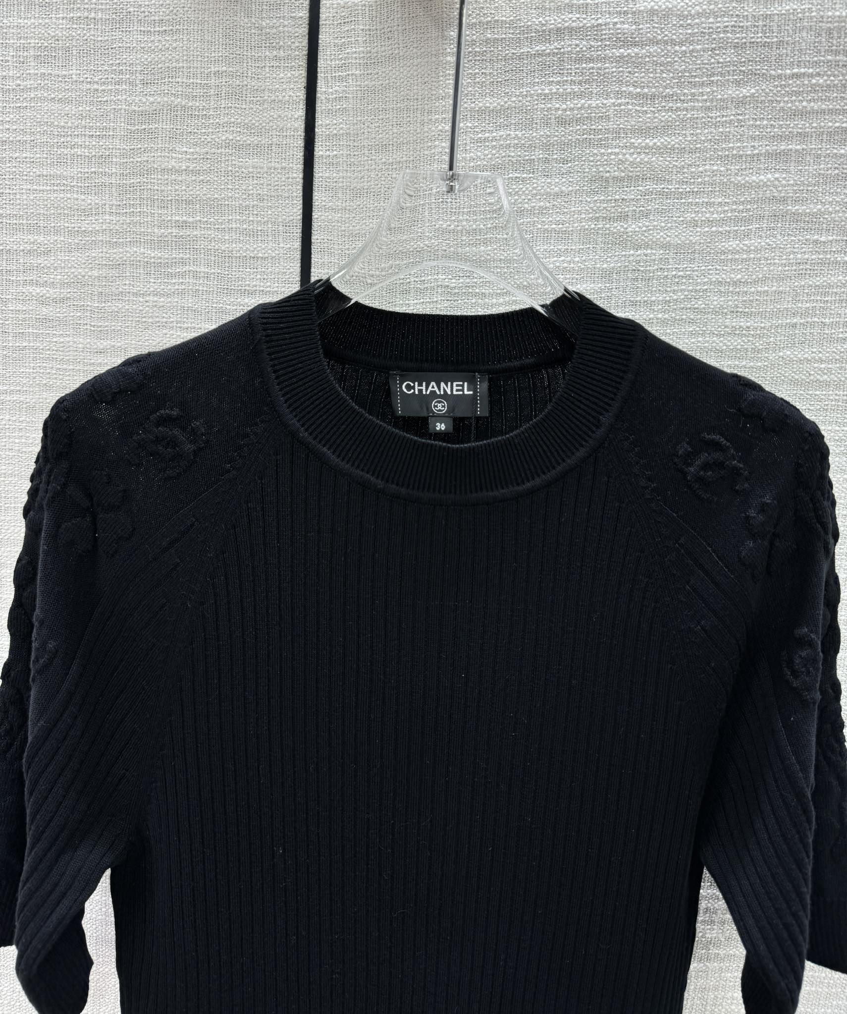 Chanel 2404 Четырехлистный клевер с камелией, вязаный, с коротким рукавом - черный