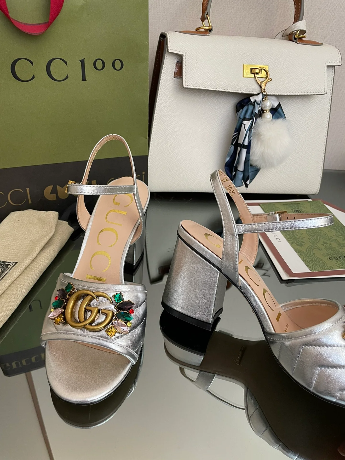 Босоножки Gucci 2022 на низком каблуке, украшенные стразами.