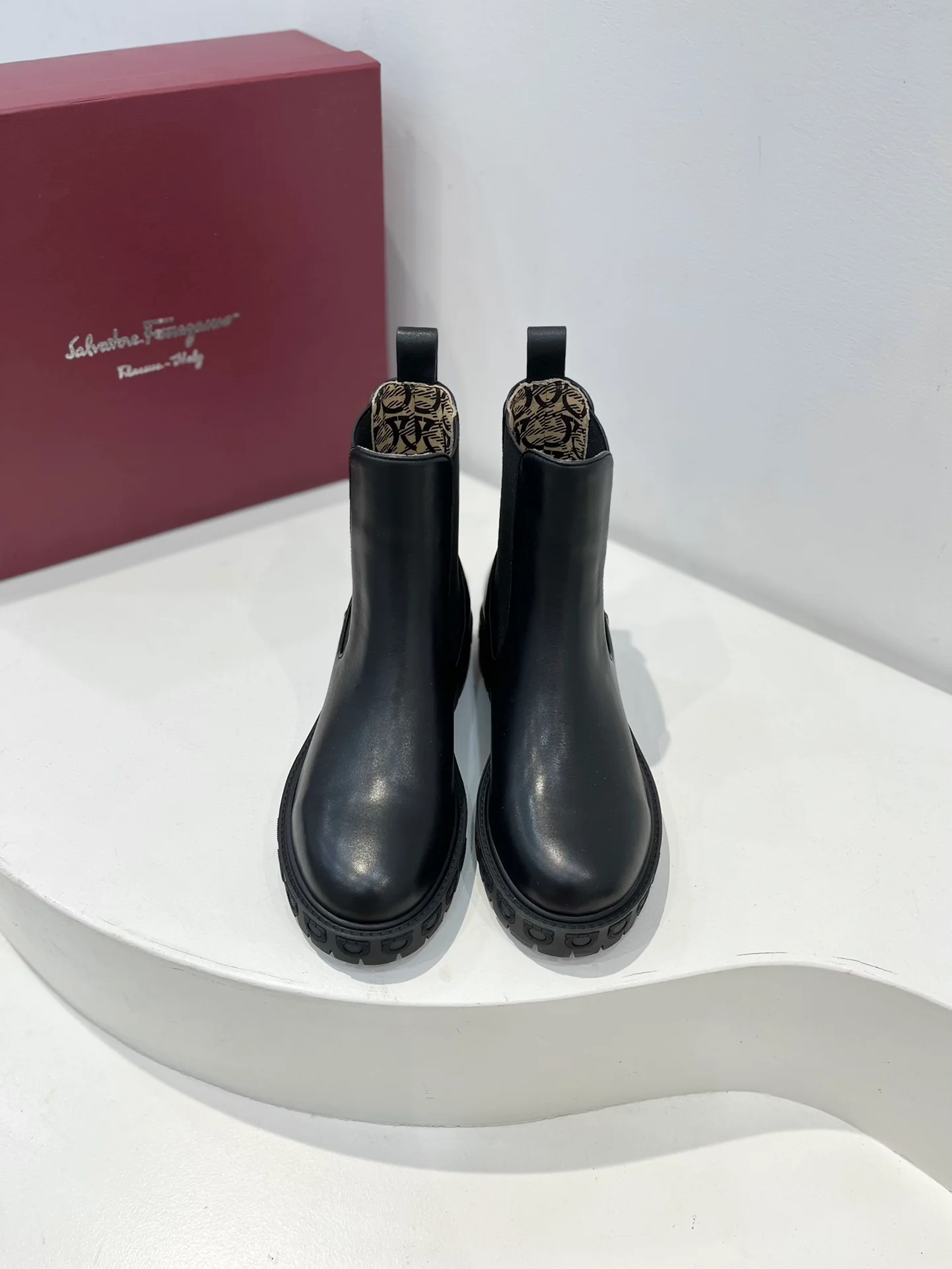 Salvatore Ferragamo - Новинка сезона осень/зима 2022 - Ботинки челси Gacini