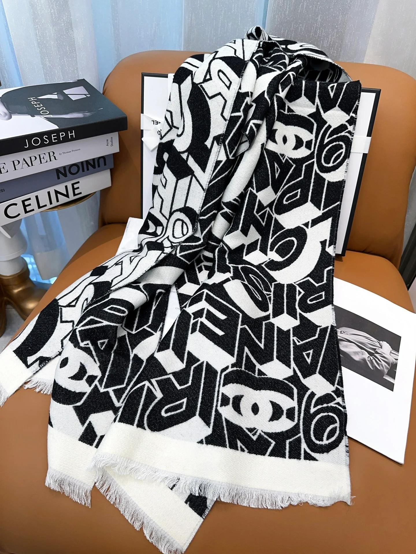 Большой шарф Chanel с буквенным дизайном 2024 года