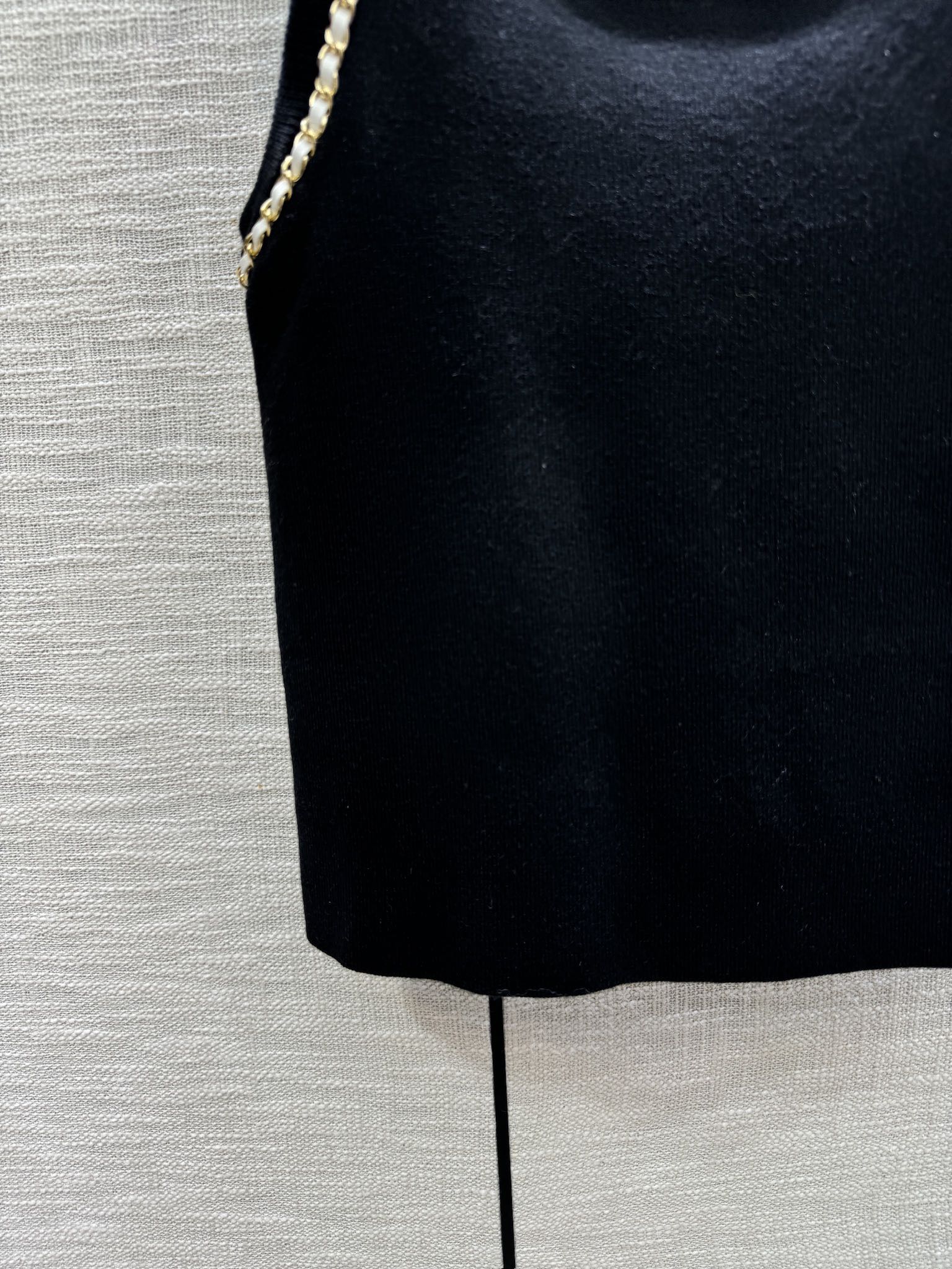 Жилет Chanel 2403 ручной работы из плетеной ткани с цепочками - черный