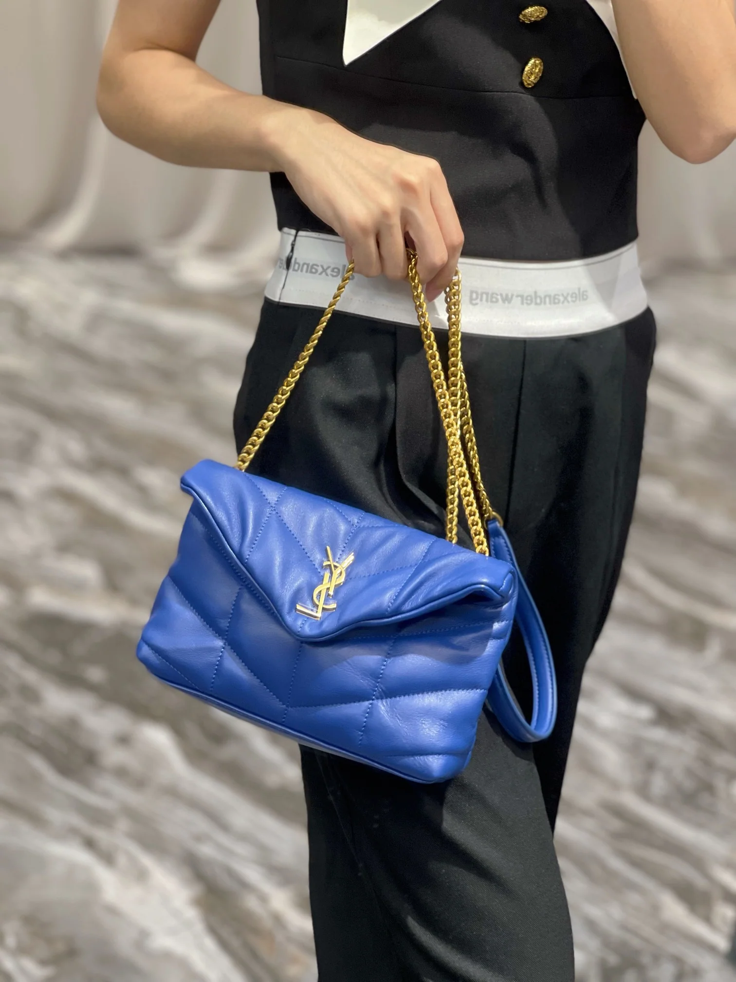 Стеганая сумка YSL из овечьей кожи — ярко-синий цвет с золотой фурнитурой — овечья кожа — 23 см — На фото: сумка в носке