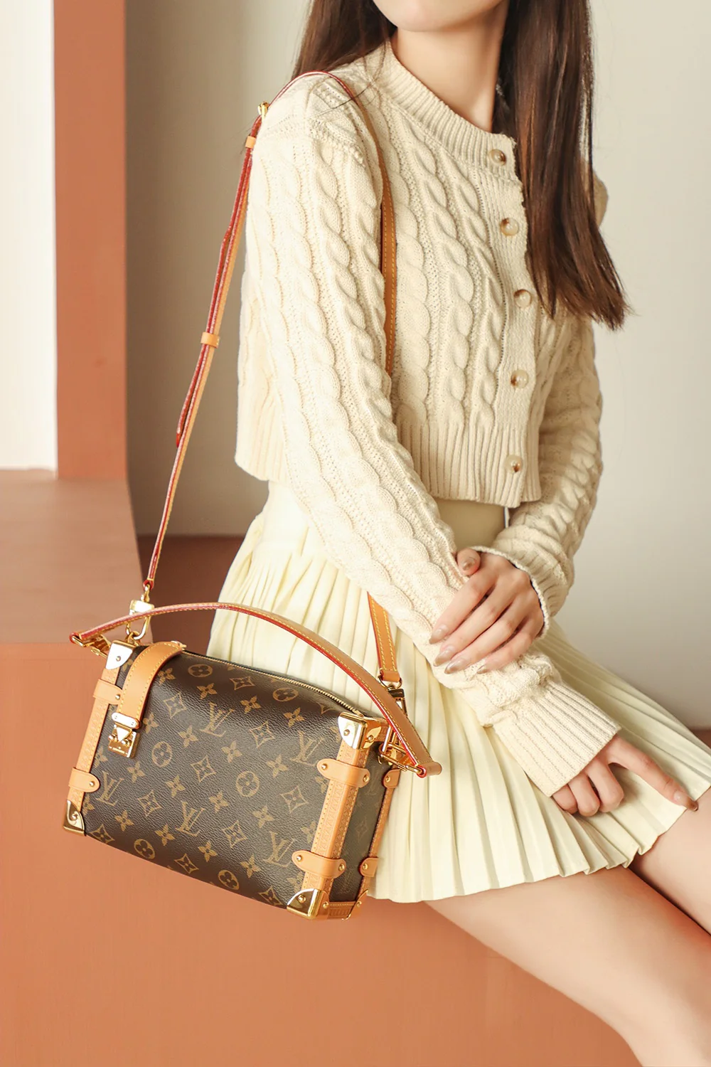 m46358-LV-side-trunk-on-body photos