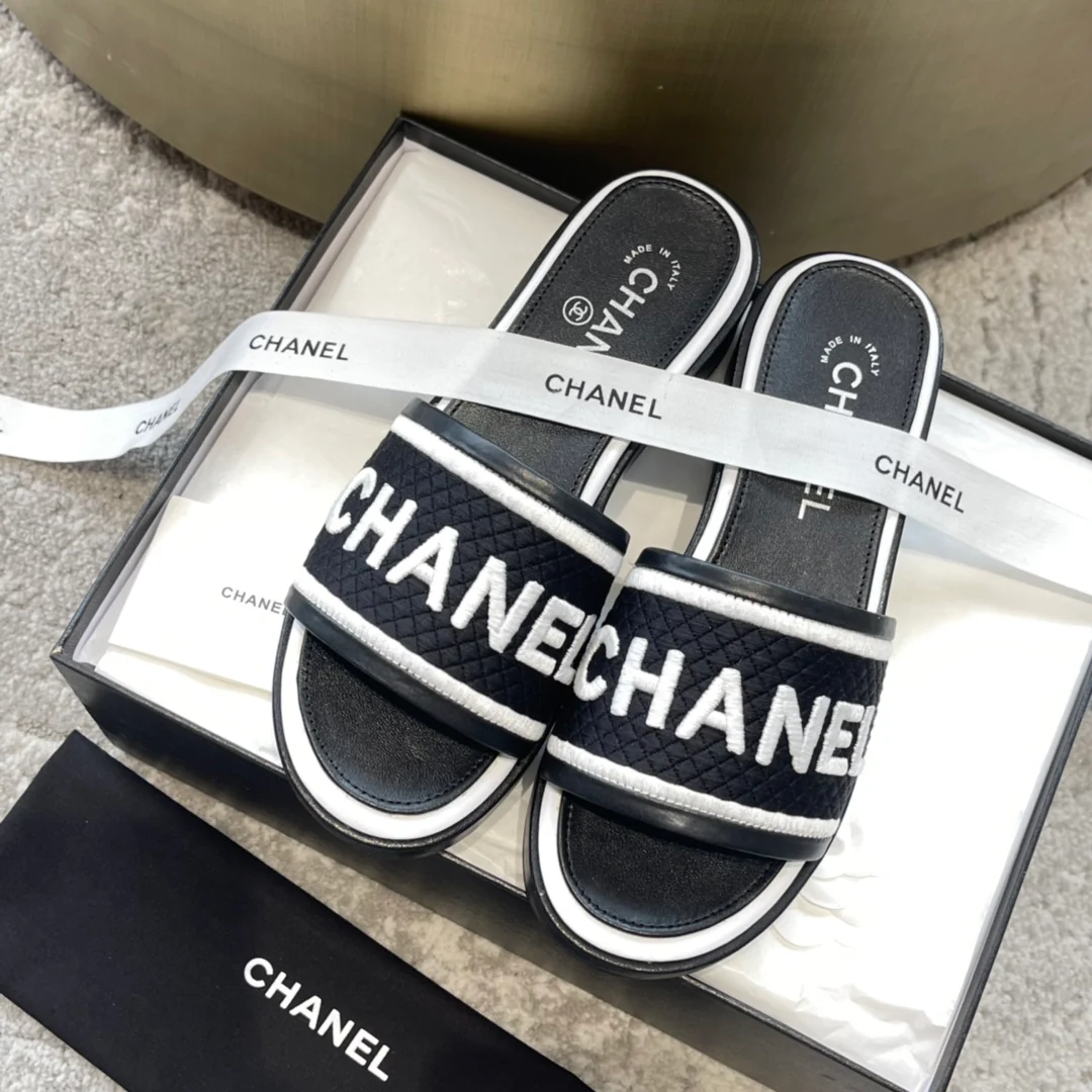 Новинка сезона весна/лето 2023 от Chanel - Плетеные тапочки - Белые