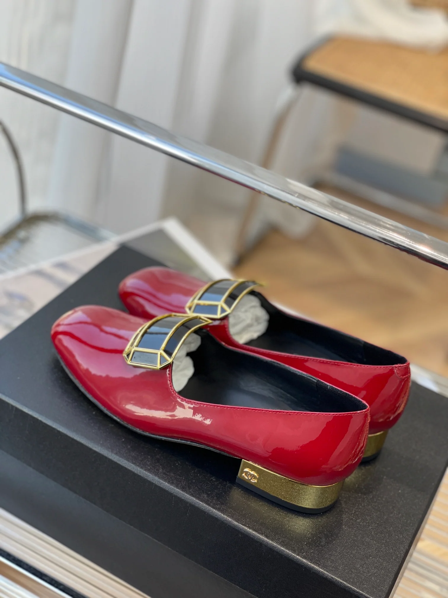 Chanel - Лоферы с пряжкой и украшениями - 1