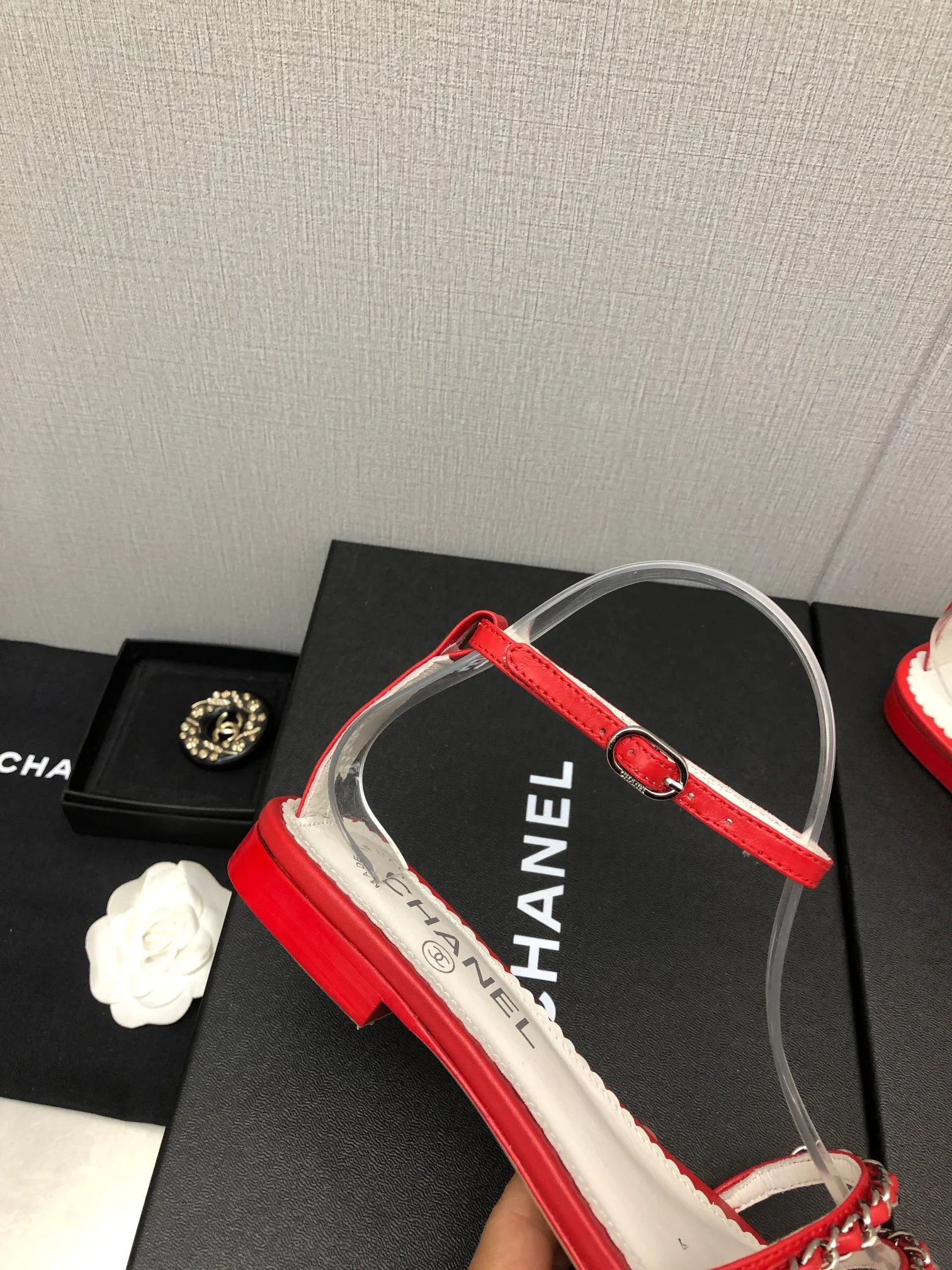 Новинка весны 2023 года от Chanel - сандалии на плоской подошве с цепочкой - красные.