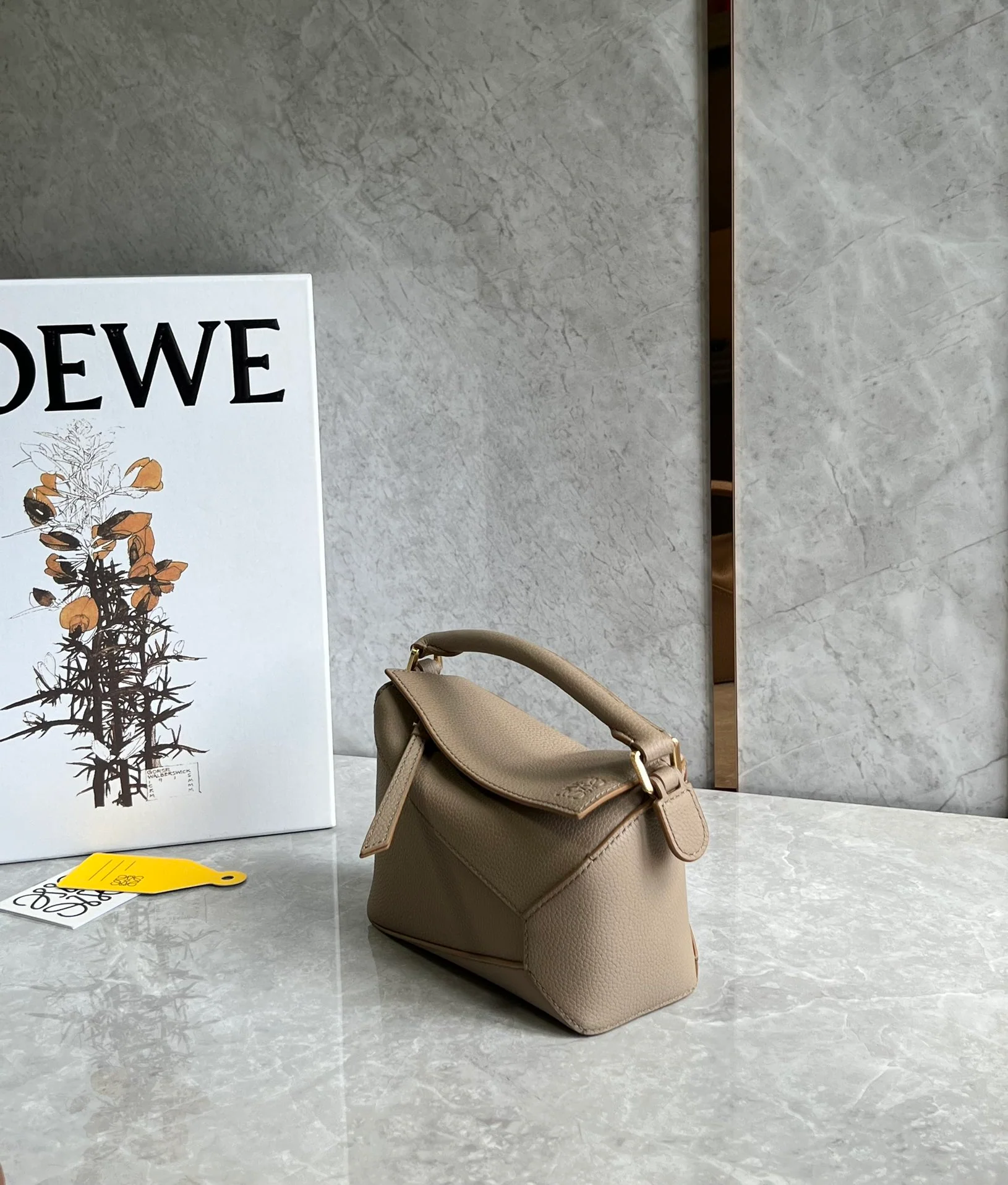 Миниатюрная кожаная модель Loewe Puzzle из телячьей кожи