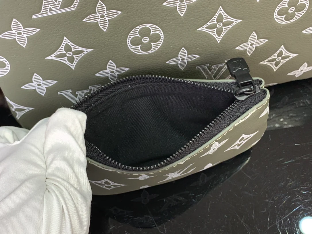 Сумка-мессенджер LV-m12490-trio с тисненым полосатым рисунком - зеленая