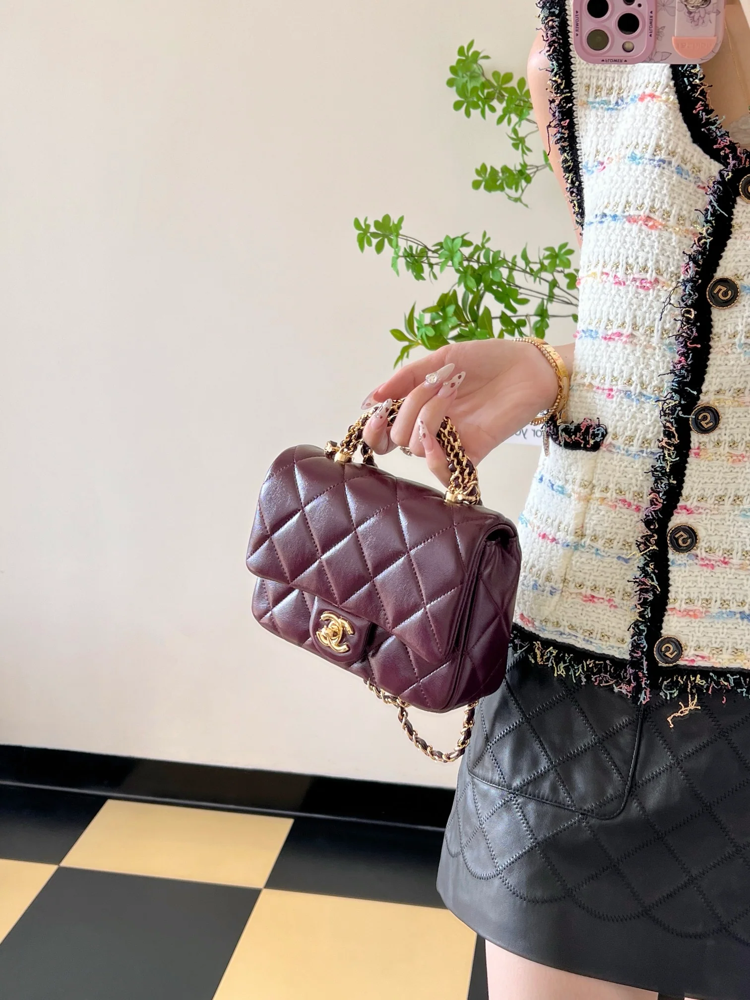 Маленькая бордовая сумочка Chanel с клапаном и привинчивающейся ручкой.