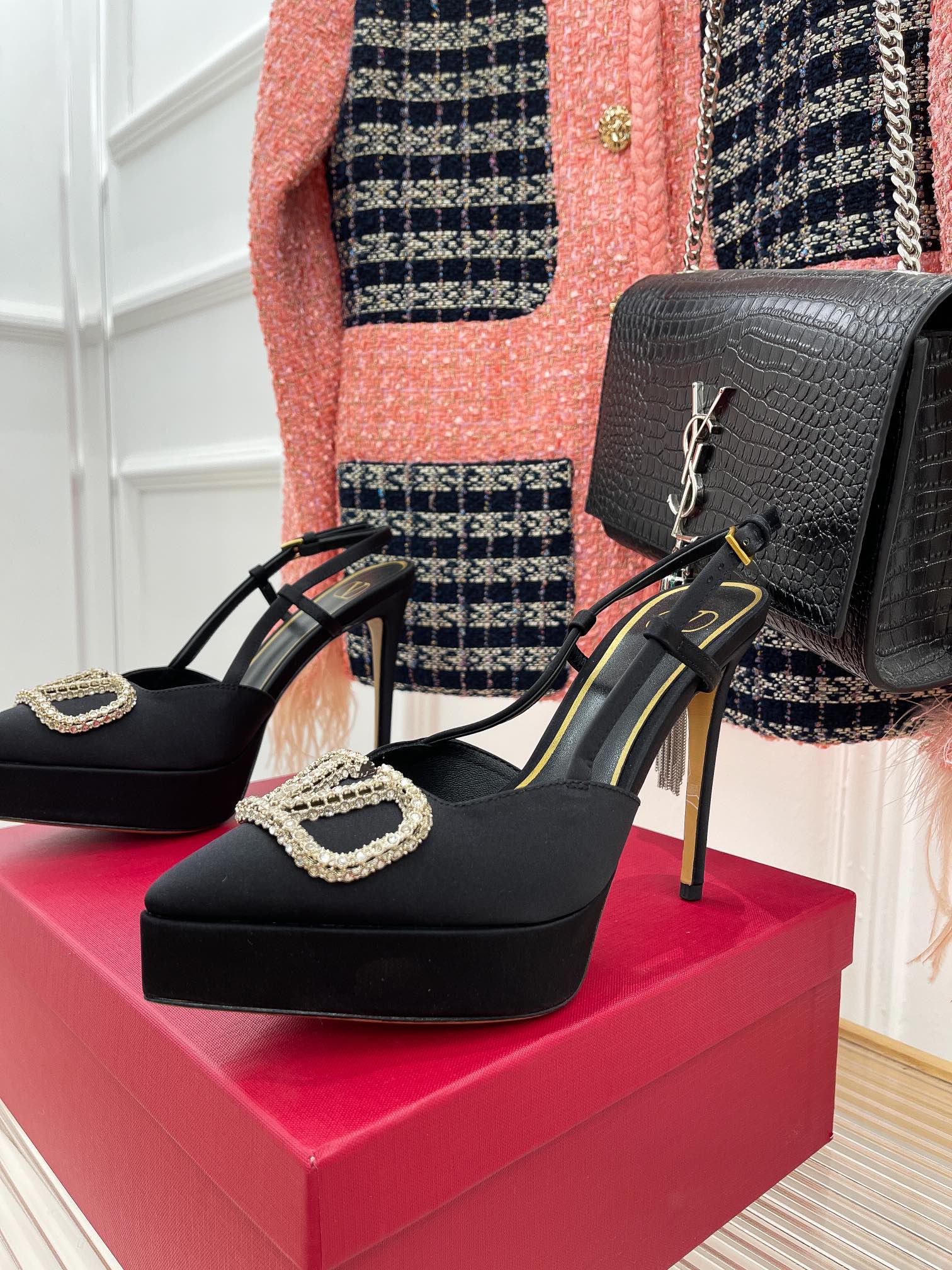 Новинка сезона весна/лето 2023 от Valentino - Босоножки на высоком каблуке с V-образным вырезом - 11 см - Черные