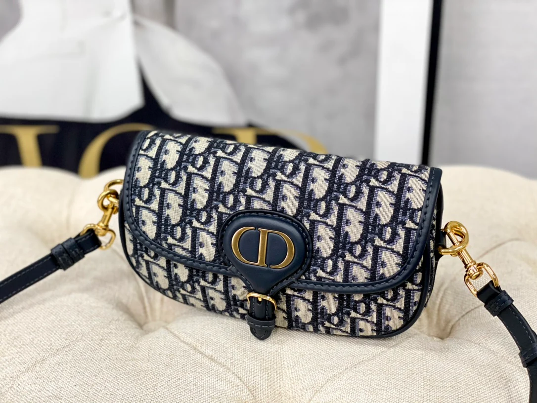 Сумка Dior Bobby Series East-West-Underarm Bag из синей монограммной канвы.