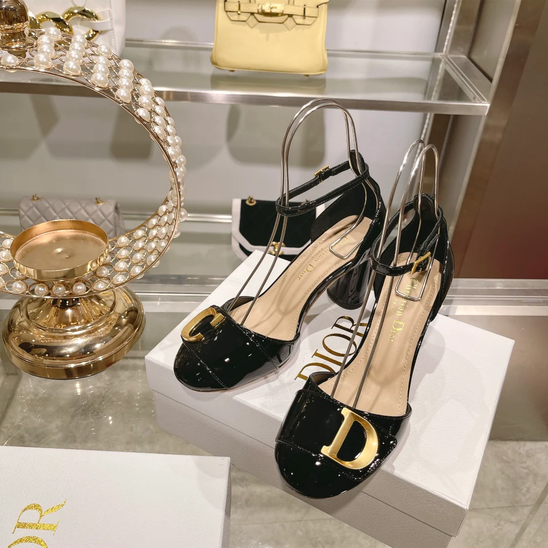Новинка весны 2023 года от Dior — сандалии с закрытым носком и открытым каблуком — лакированная кожа, черные.