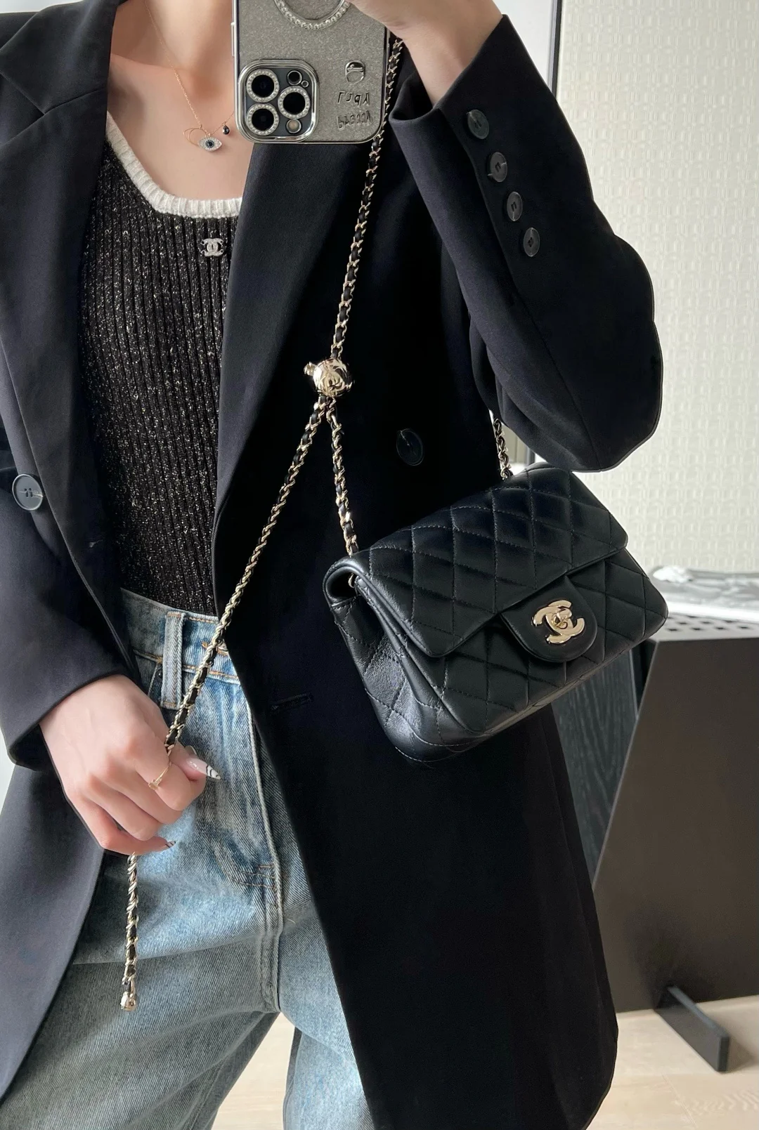 Сумка-шар Chanel из 25-каратного золота с регулируемой застежкой, черная с фурнитурой из светлого золота.