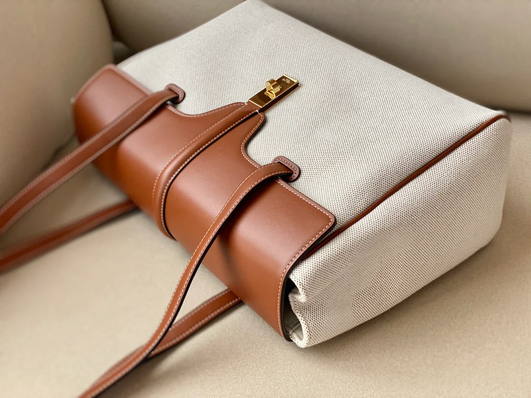 Сумка Celine Soft 16 Medium из канваса и кожи.