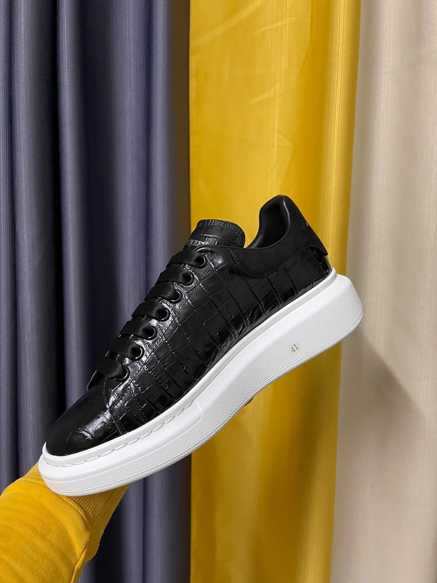 Классические белые кроссовки McQueen - унисекс - с черным крокодиловым рисунком и черной замшевой пяткой - Премиум-издание