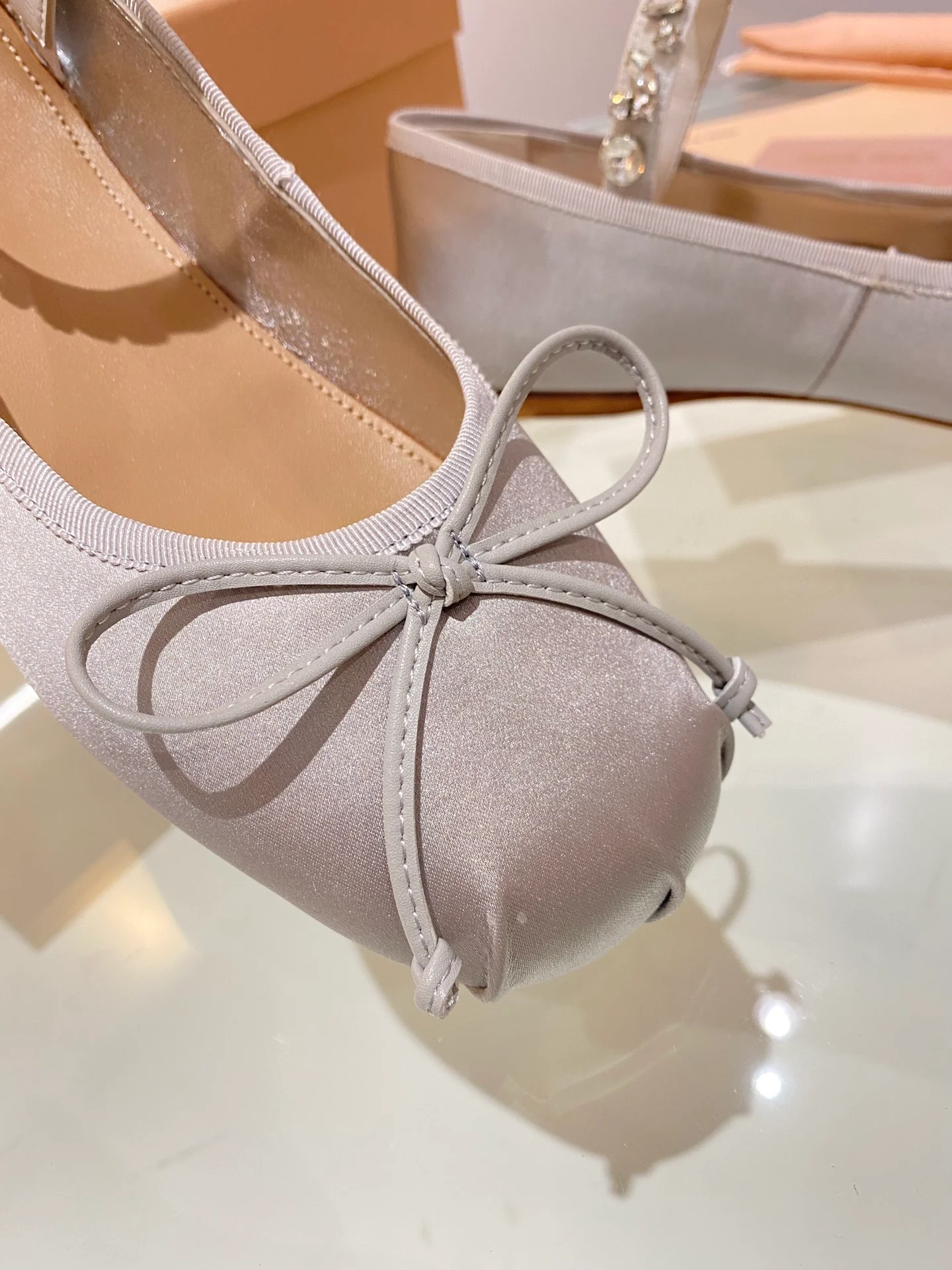 Новые поступления коллекции Miu Miu осень/зима 2023 — Балетки — Серебристые